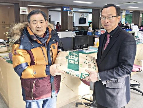 사진=김한수 소태면장(오른쪽)이 기증받은 밀가루를 전달하는 모습 / 충주시 제공