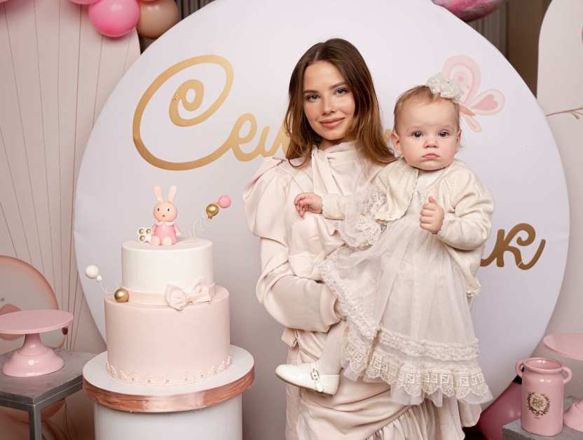 Женщина с ребенком. Дочка посоветовать. Девушка с аутизмом. Грустная семья. Мама и дочка.