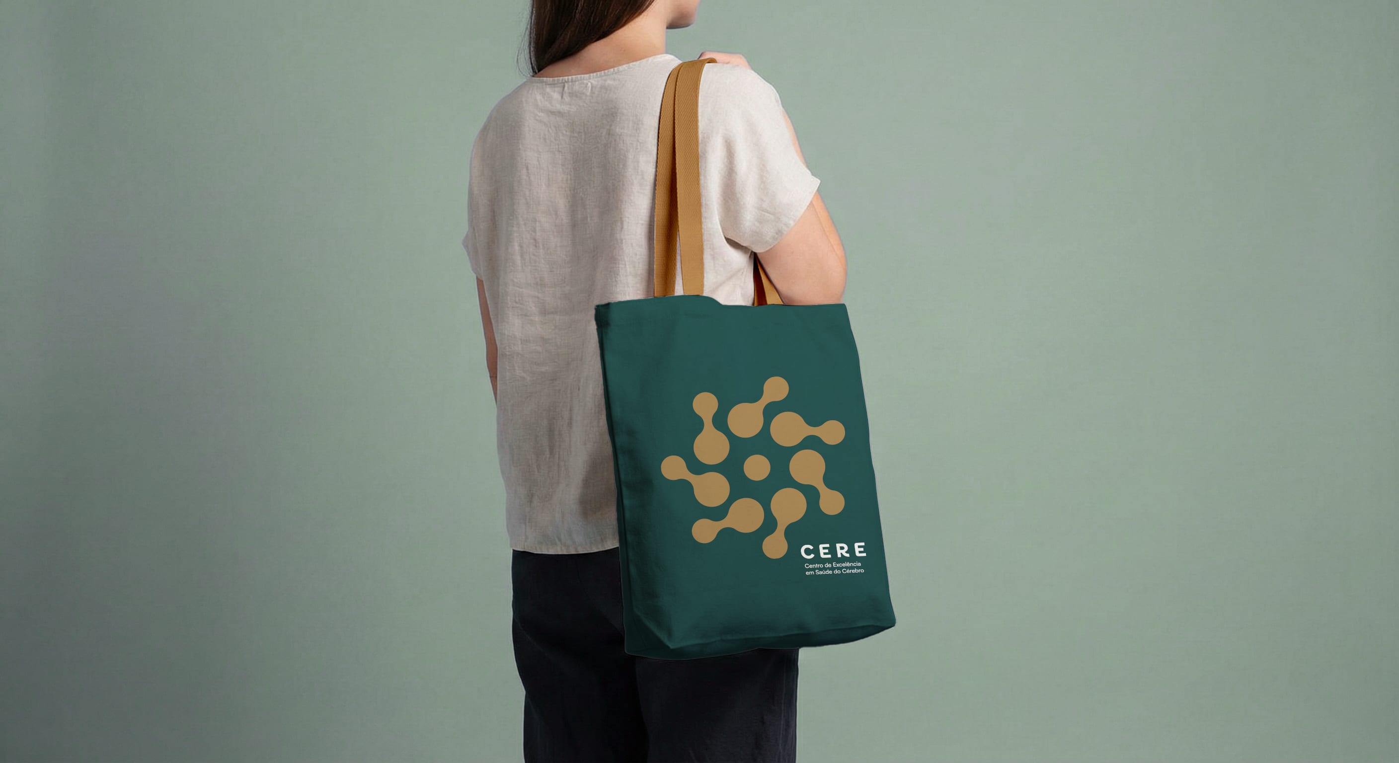 Tote bag com a marca CERE