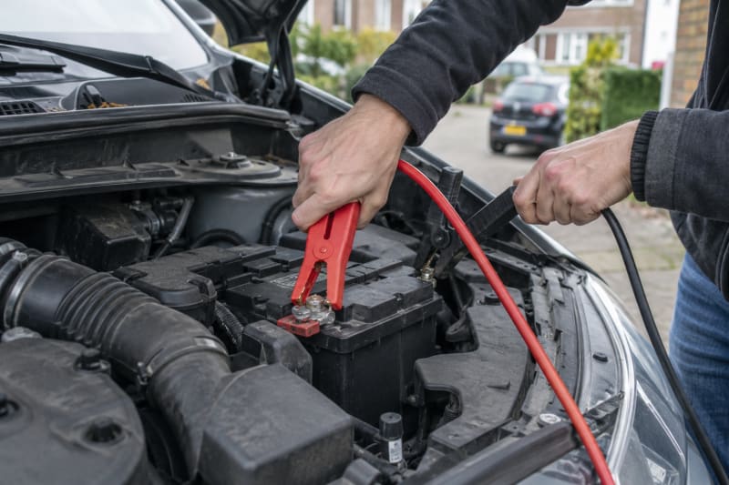 Startkabels aansluiten op auto-accu bij pechhulp