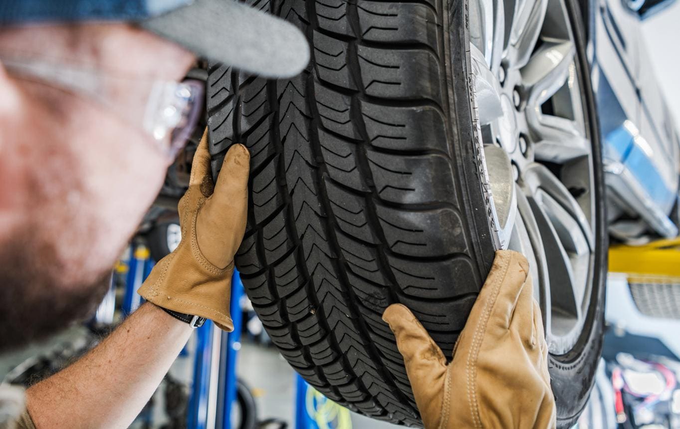 Monteur controleert het loopvlak van een band