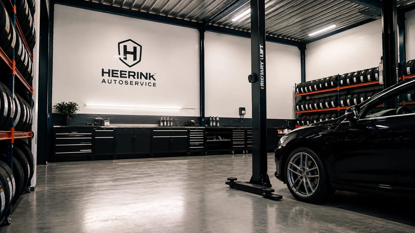 Werkplaats van Heerink Autoservice in Oud Gastel met bandenstelling en hefbrug