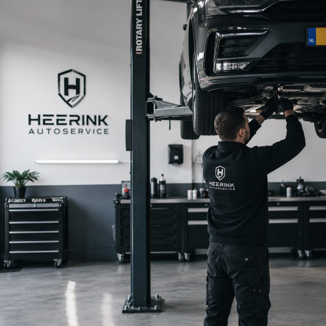 Monteur van Heerink Autoservice aan het werk