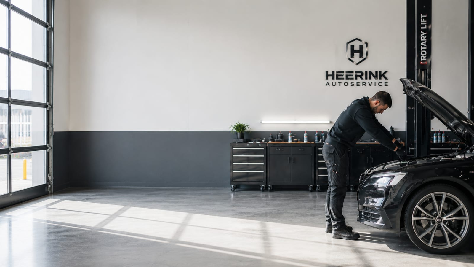 Monteur van Heerink Autoservice aan het werk