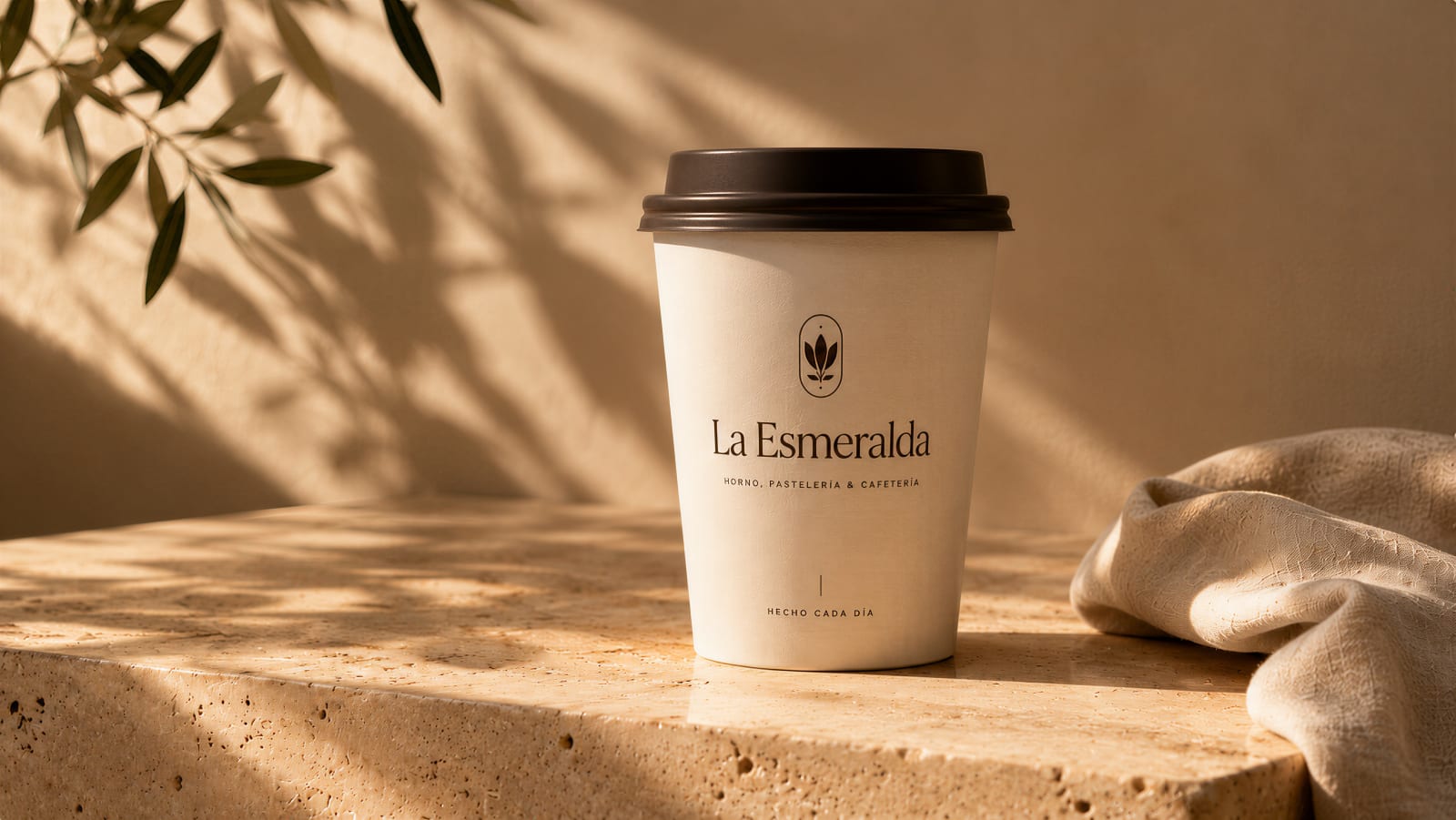 La Esmeralda — koffiebeker met merkidentiteit