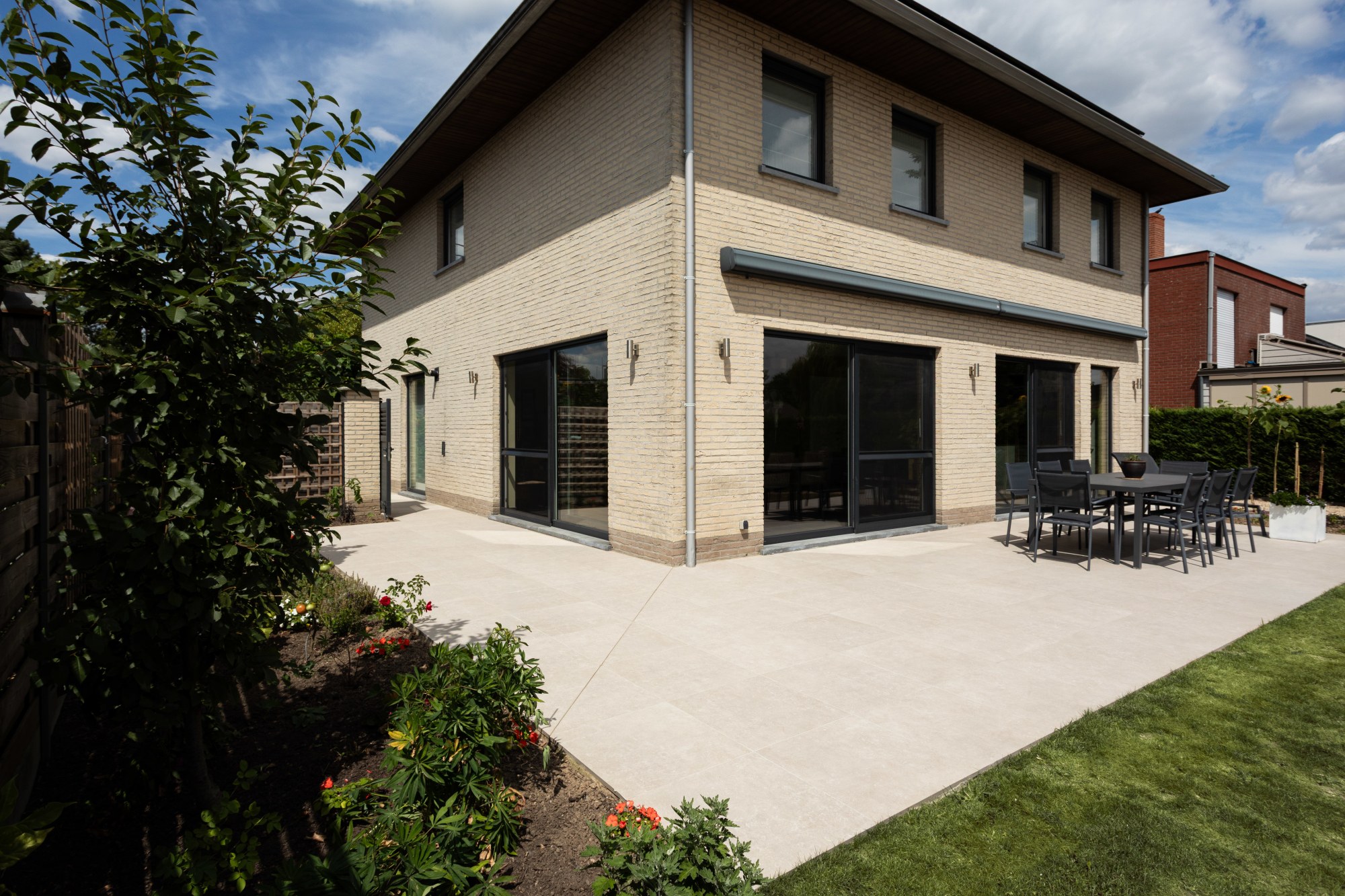 Floorix renovatie terras met keramische tegels in Kortrijk