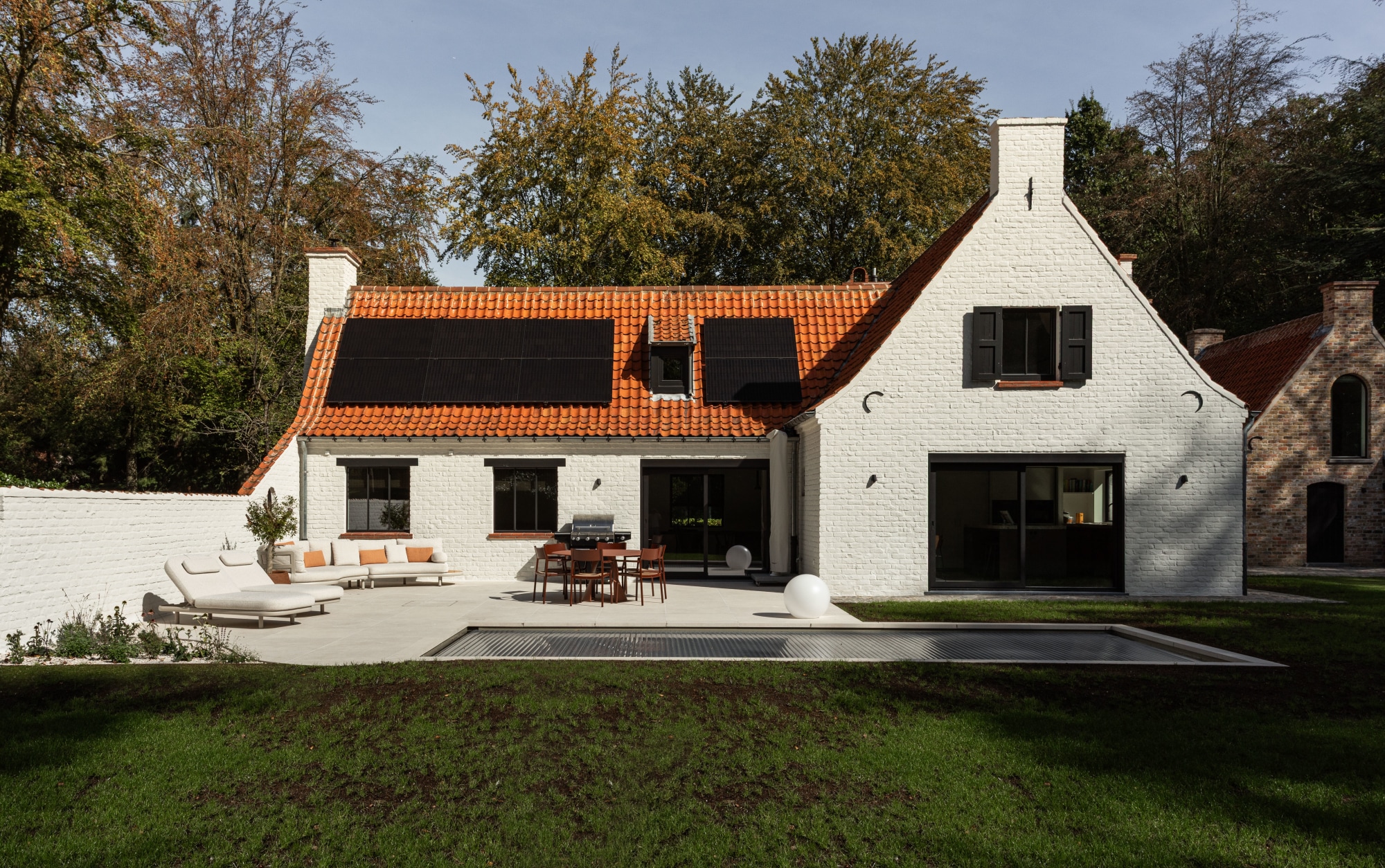 Floorix realisatie landelijke villa met zwembad en keramisch terras in Varsenare