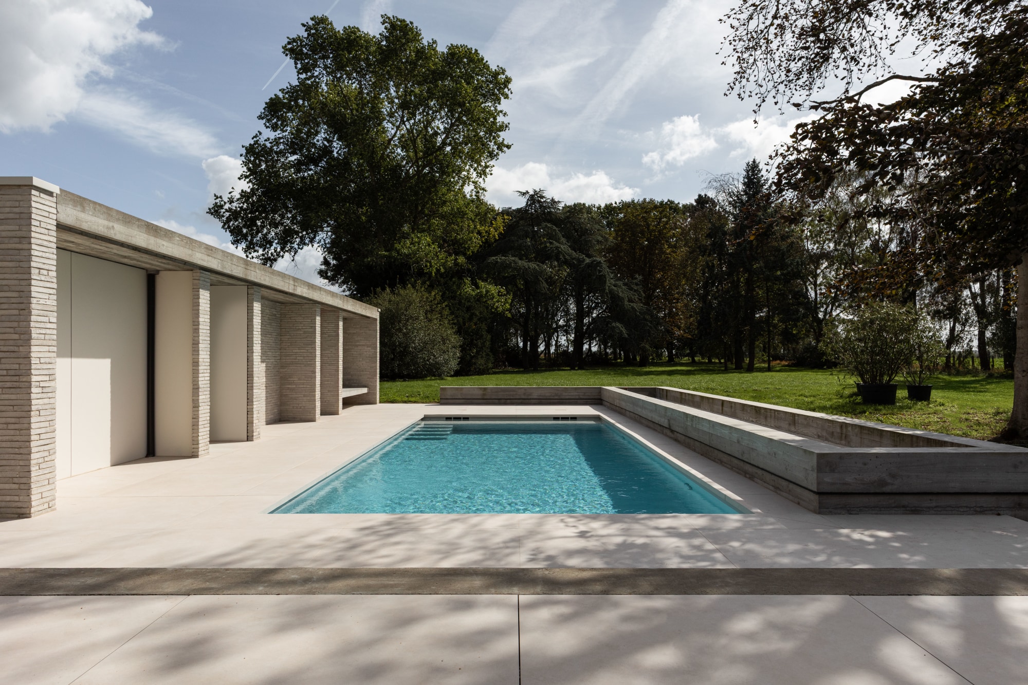 Floorix realisatie strak zwembadterras en poolhouse in Lichtervelde