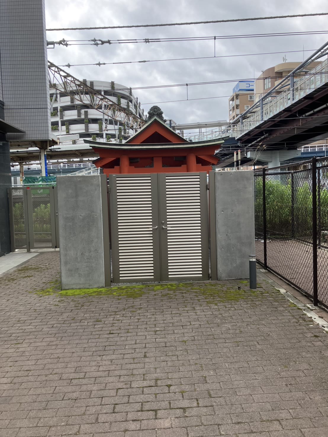戸塚駅東口にある祠