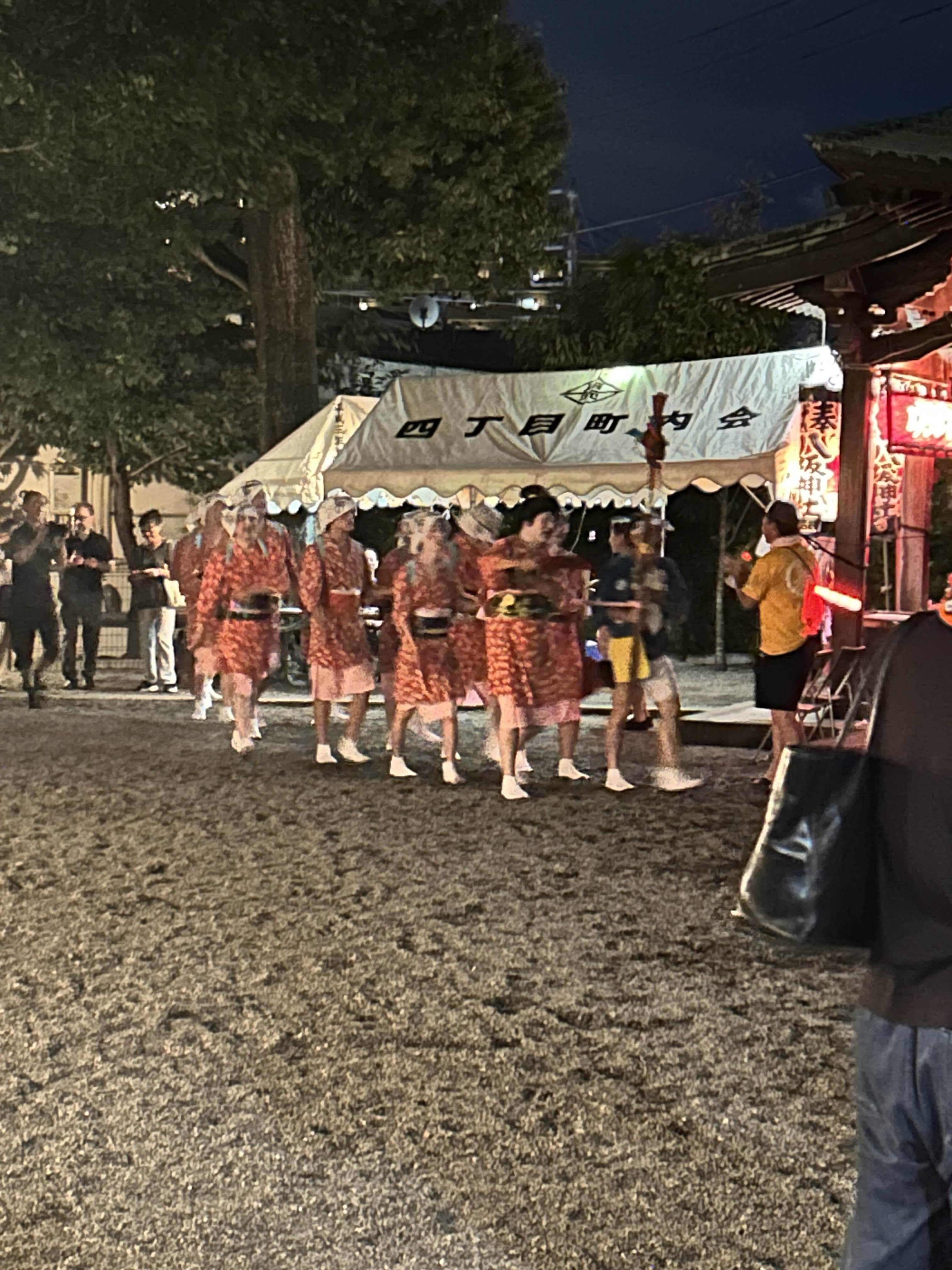 神社に戻る一行