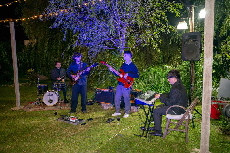 Fran Maggio en batería, Estanislao Cettour en bajo, Juampi Guzman en piano, Fran Carreño en guitarra