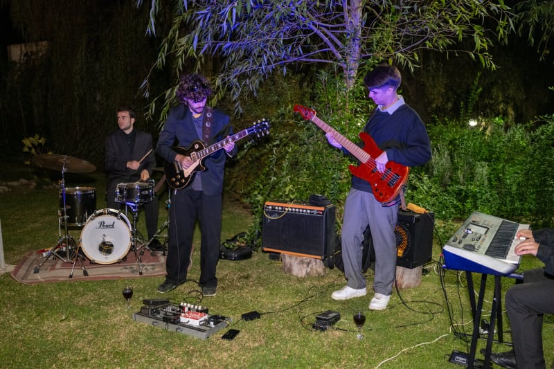 Fran Maggio en batería, Estanislao Cettour en bajo, Juampi Guzman en piano, Fran Carreño en guitarra