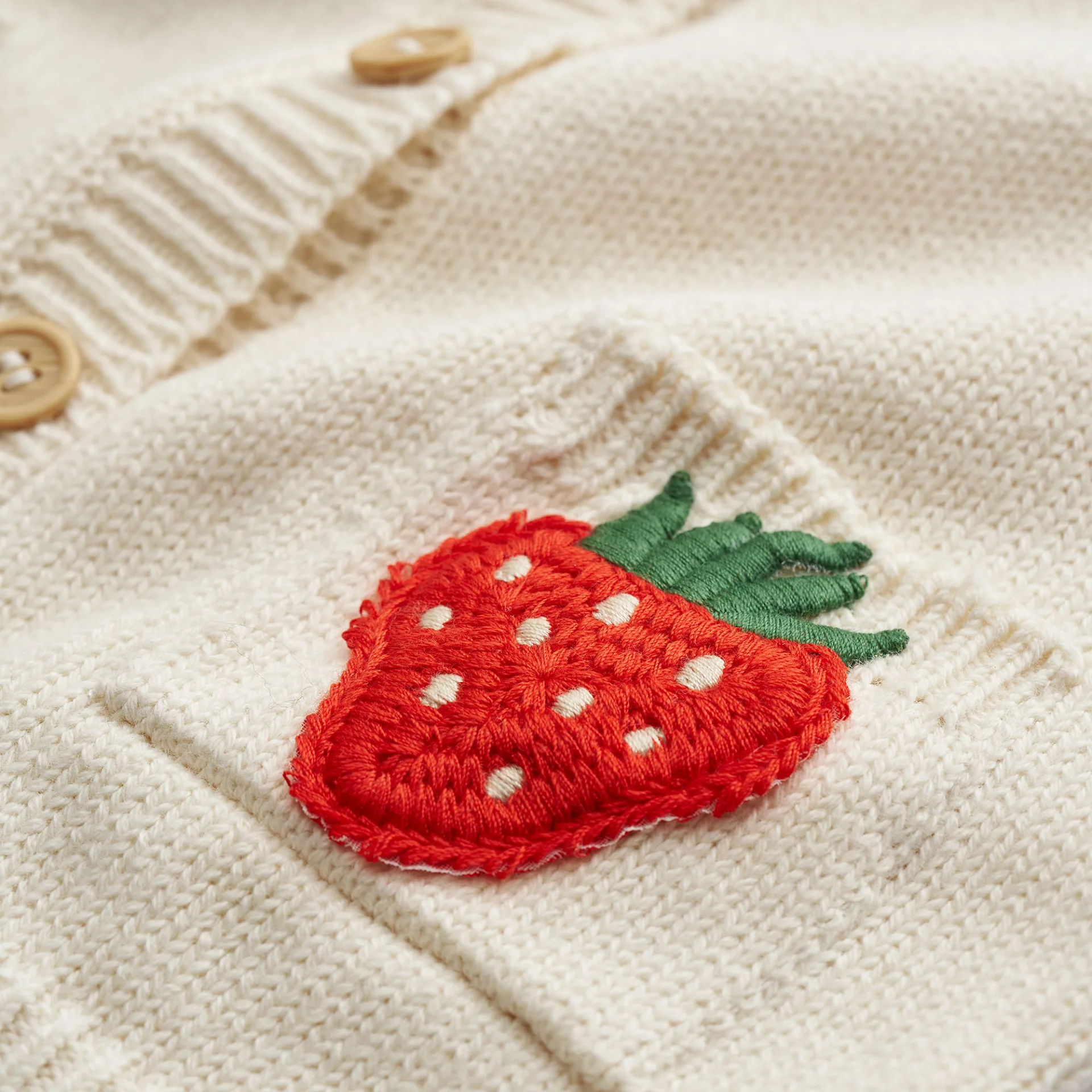 Stickad cardigan med broderi STRAWBERRY