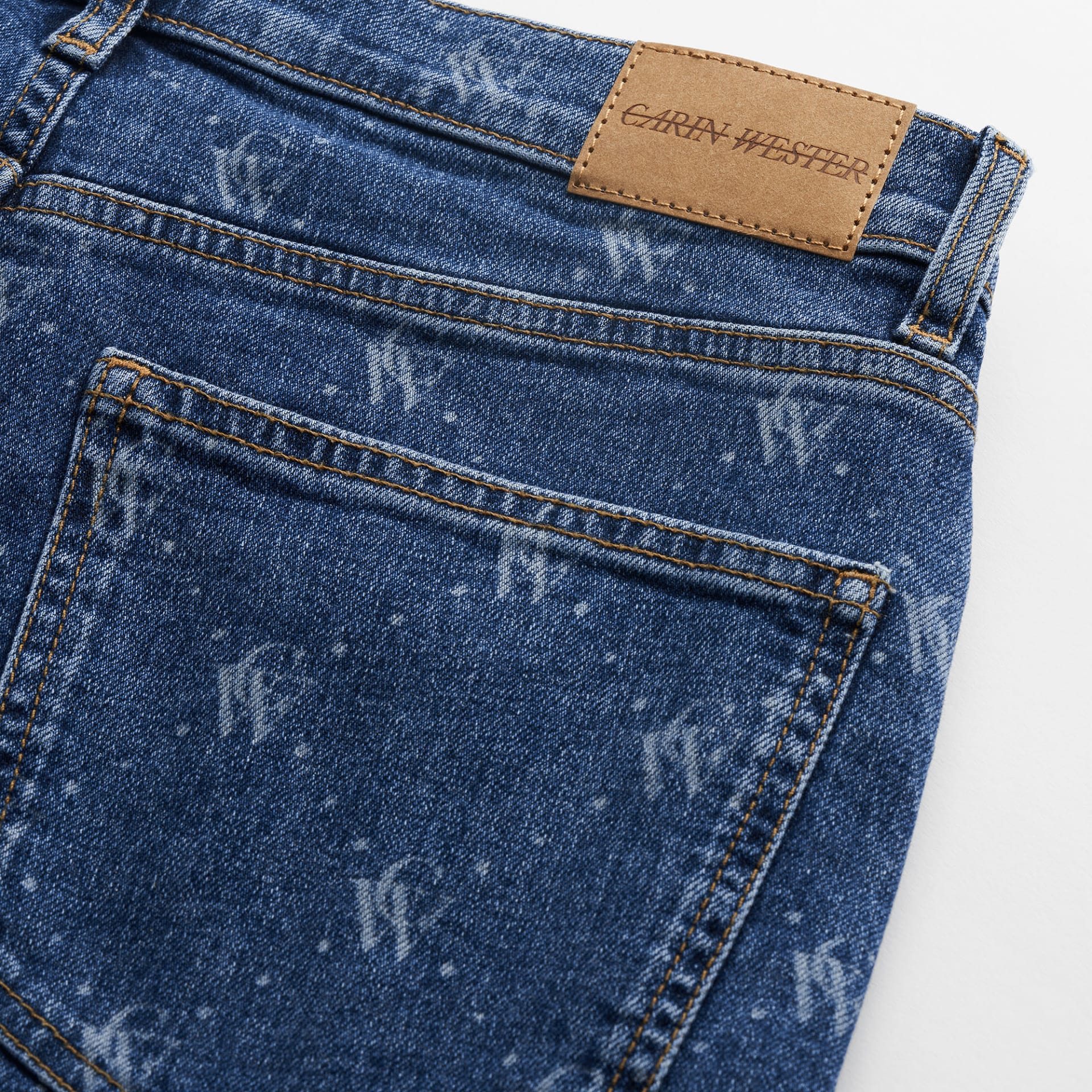 Mönstade jeans med logotyp CARA