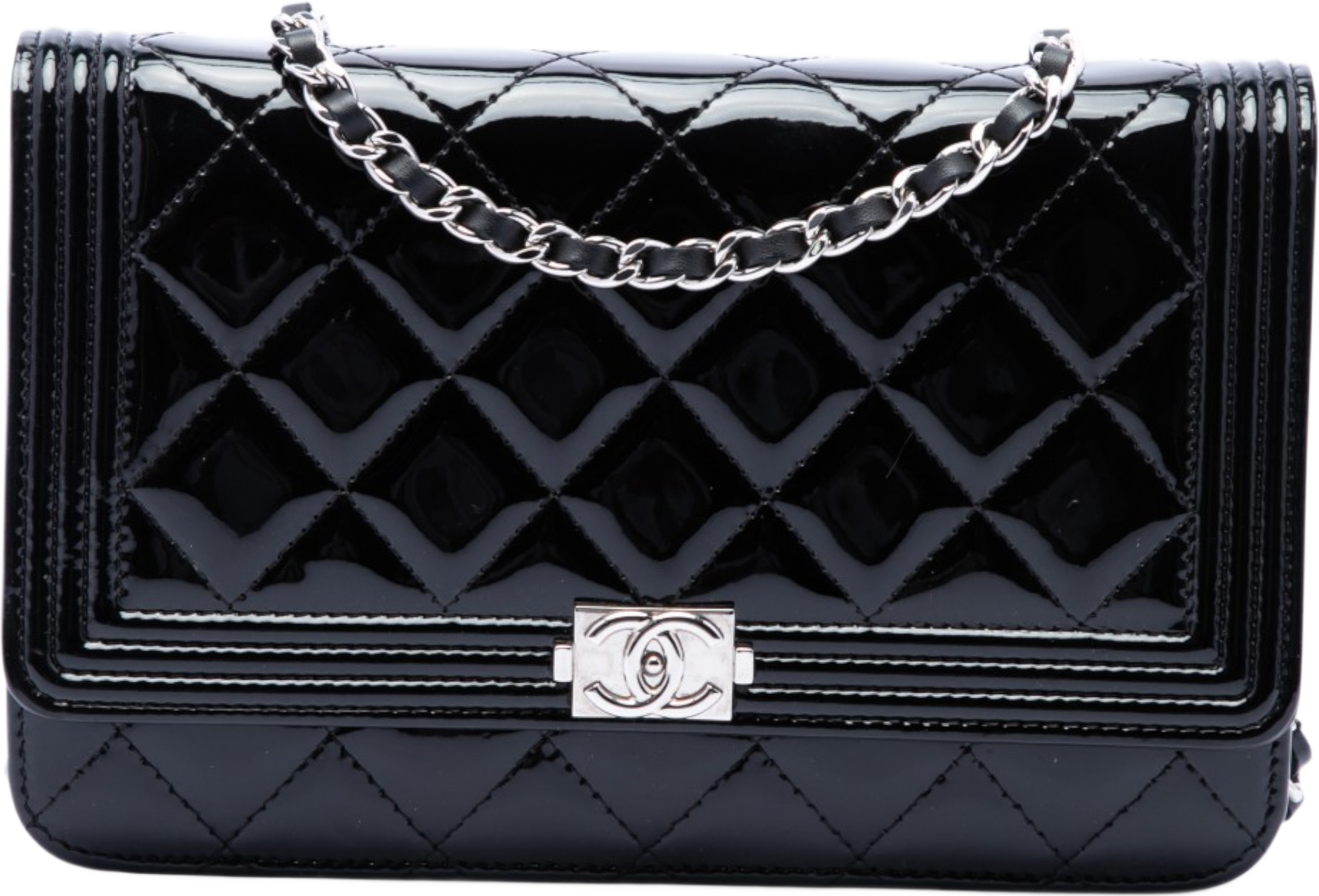 Chanel Quilted Patent Boy Wallet On Chain, från Luxclusif, i färgen black. Klicka för att öppna bilden i stort format