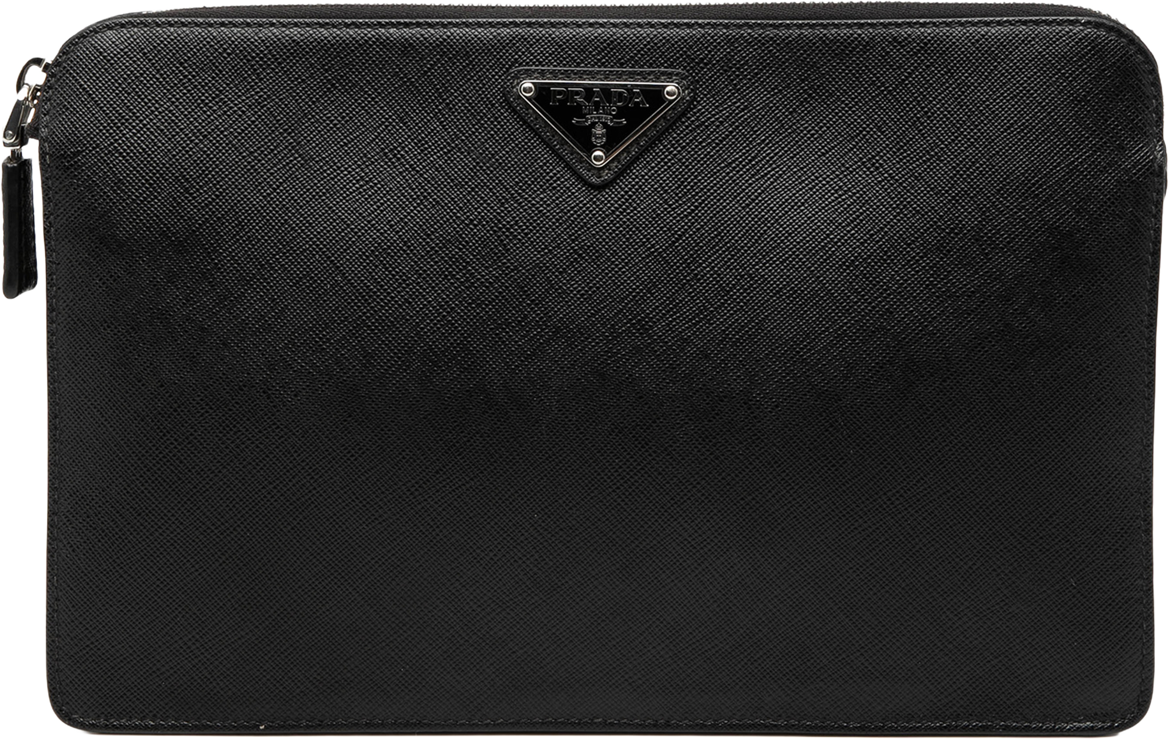 Prada Saffiano Clutch, från Luxclusif, i färgen black. Klicka för att öppna bilden i stort format