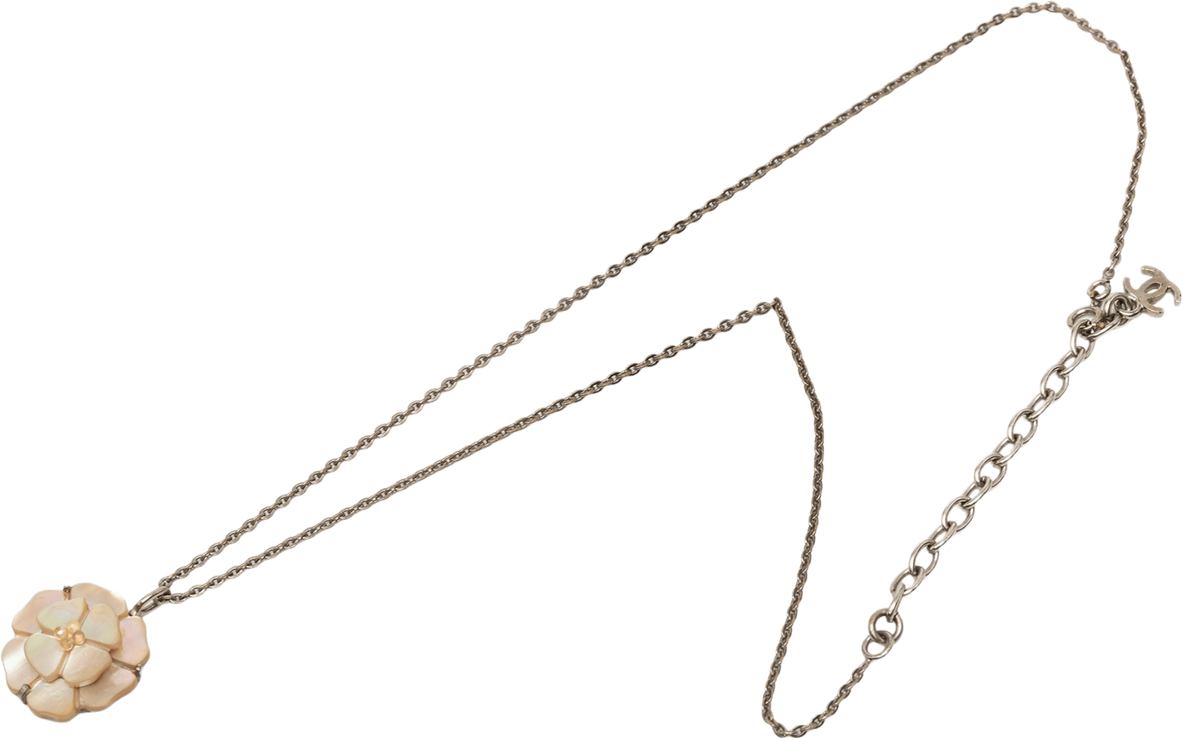 Chanel Brass And Mother Of Pearl Camellia Pendant Necklace, från Luxclusif, i färgen silver. Klicka för att öppna bilden i stort format