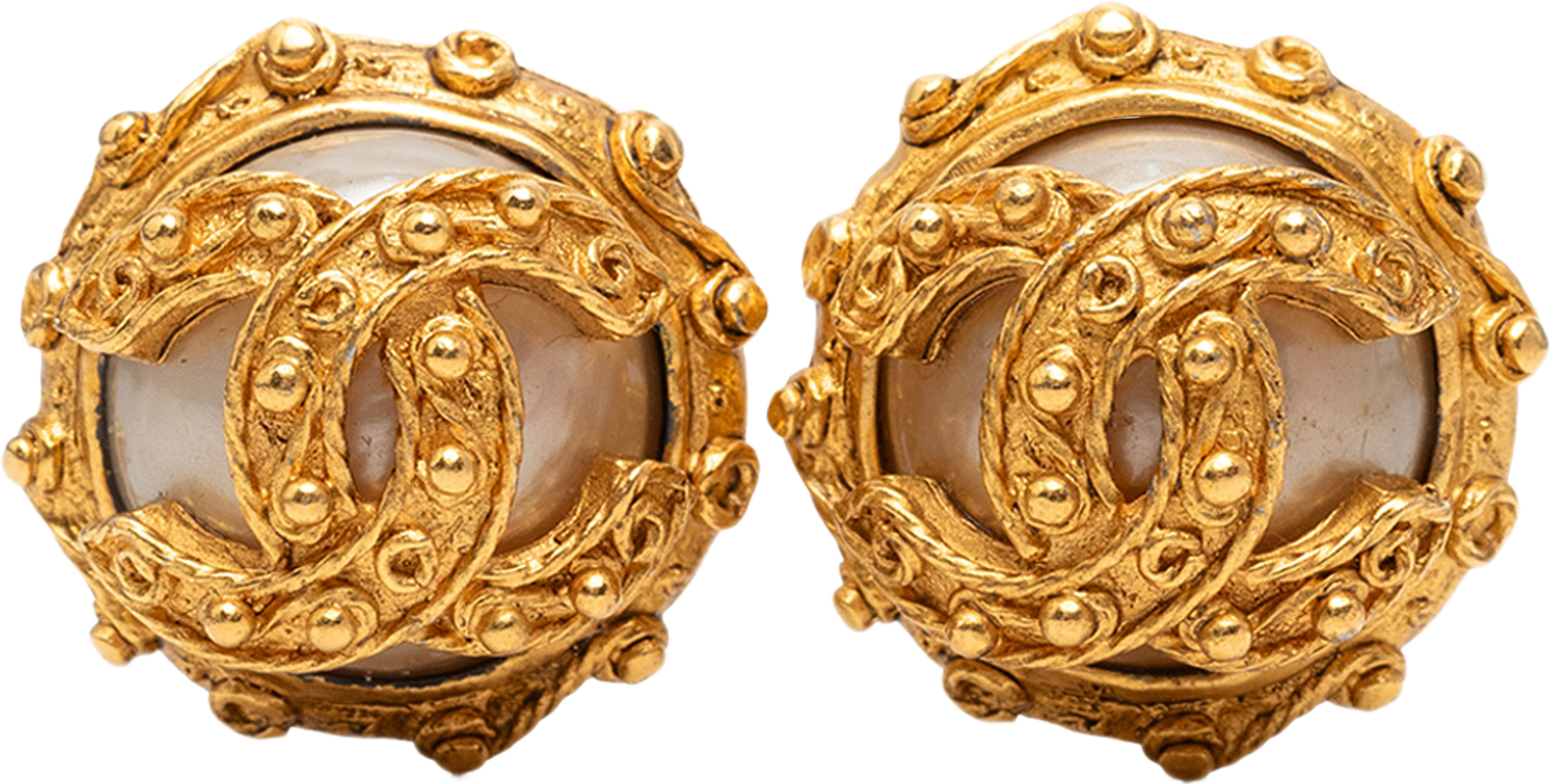 Chanel Cc Gold Plated Faux Pearl Clip On Earrings, från Luxclusif, i färgen gold. Klicka för att öppna bilden i stort format