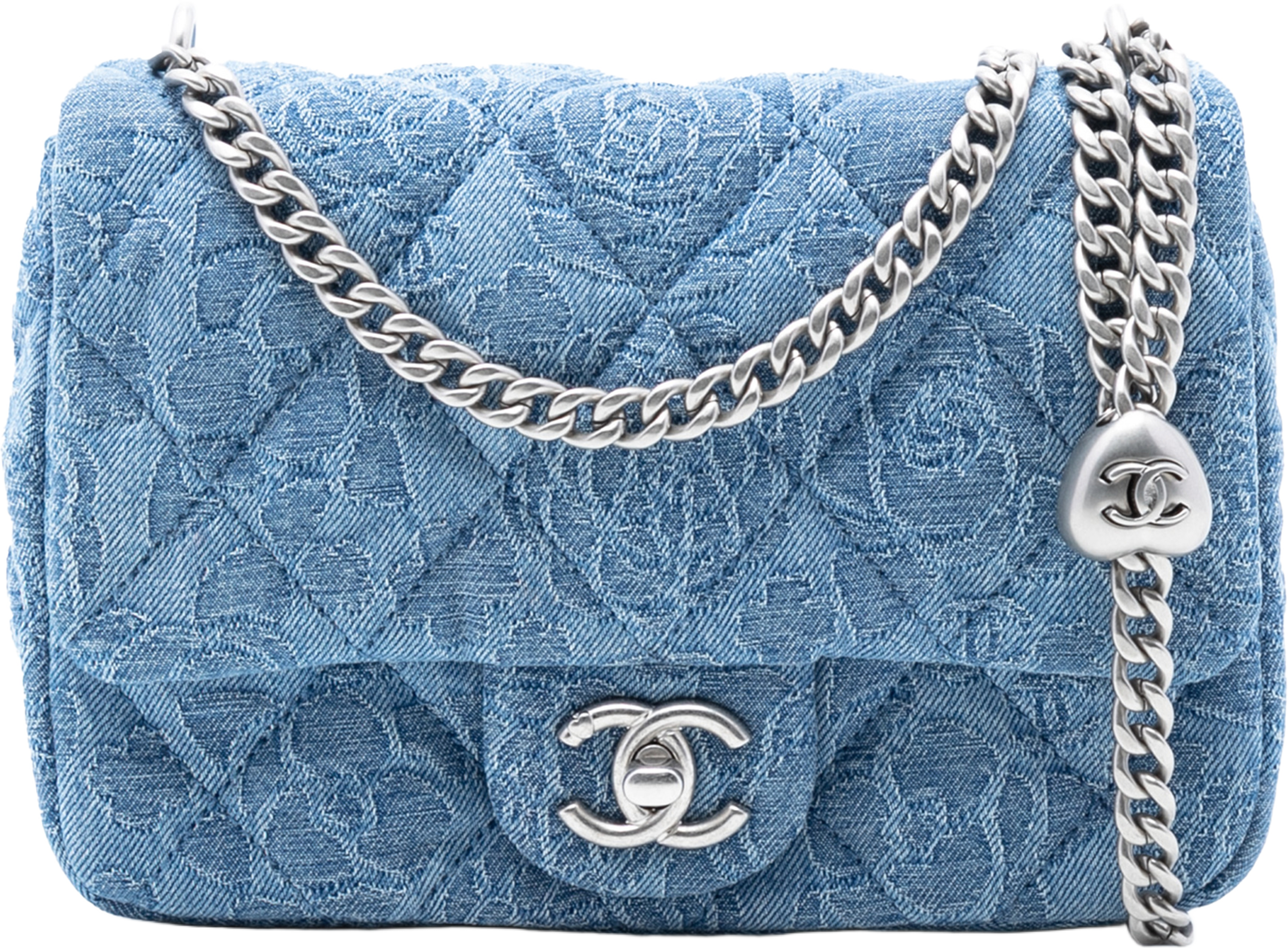Chanel Mini Quilted Denim Camellia Sweetheart Flap, från Luxclusif, i färgen denim. Klicka för att öppna bilden i stort format