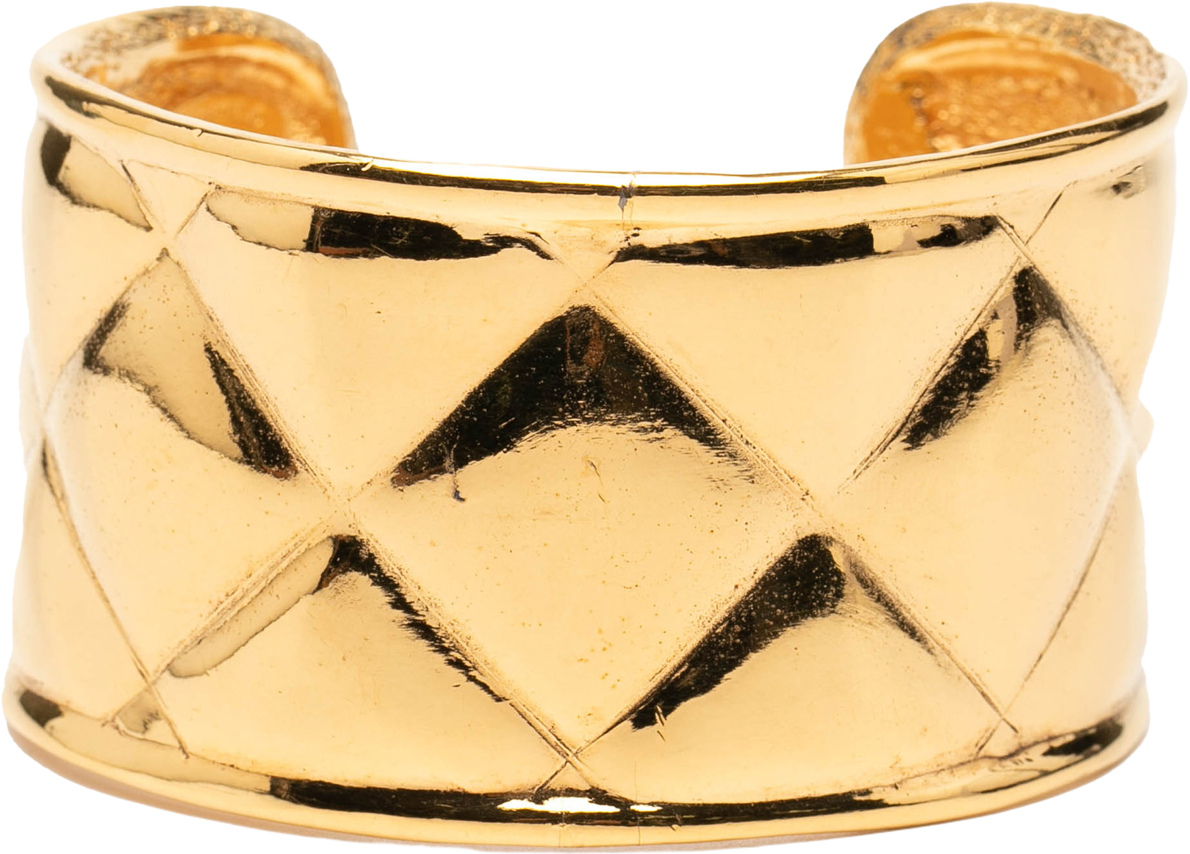 Chanel Gold Plated Quilted Cuff Bracelet, från Luxclusif, i färgen gold. Klicka för att öppna bilden i stort format