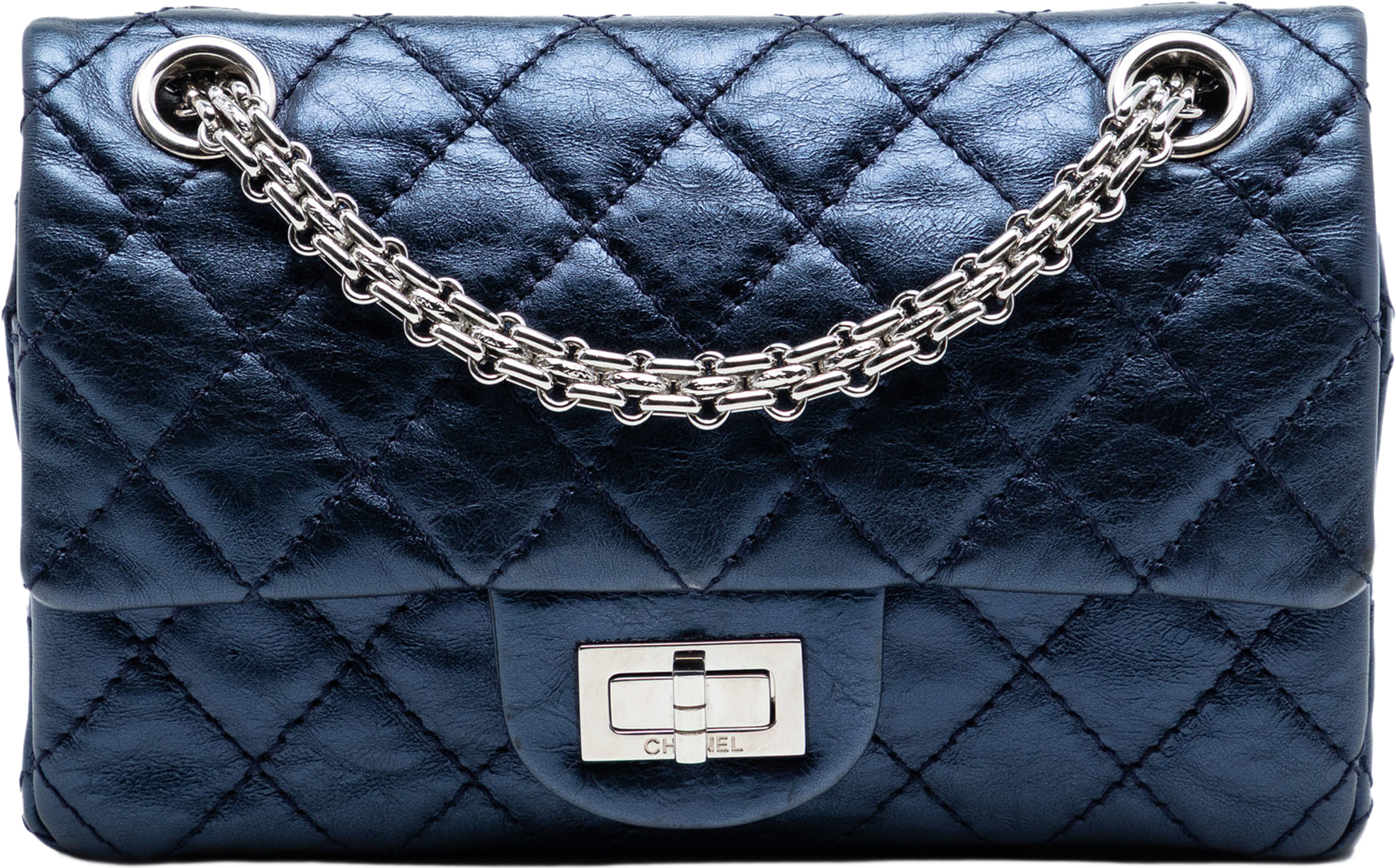 Chanel Metallic Aged Calfskin Reissue 2.55 Double Flap 224, från Luxclusif, i färgen blue. Klicka för att öppna bilden i stort format