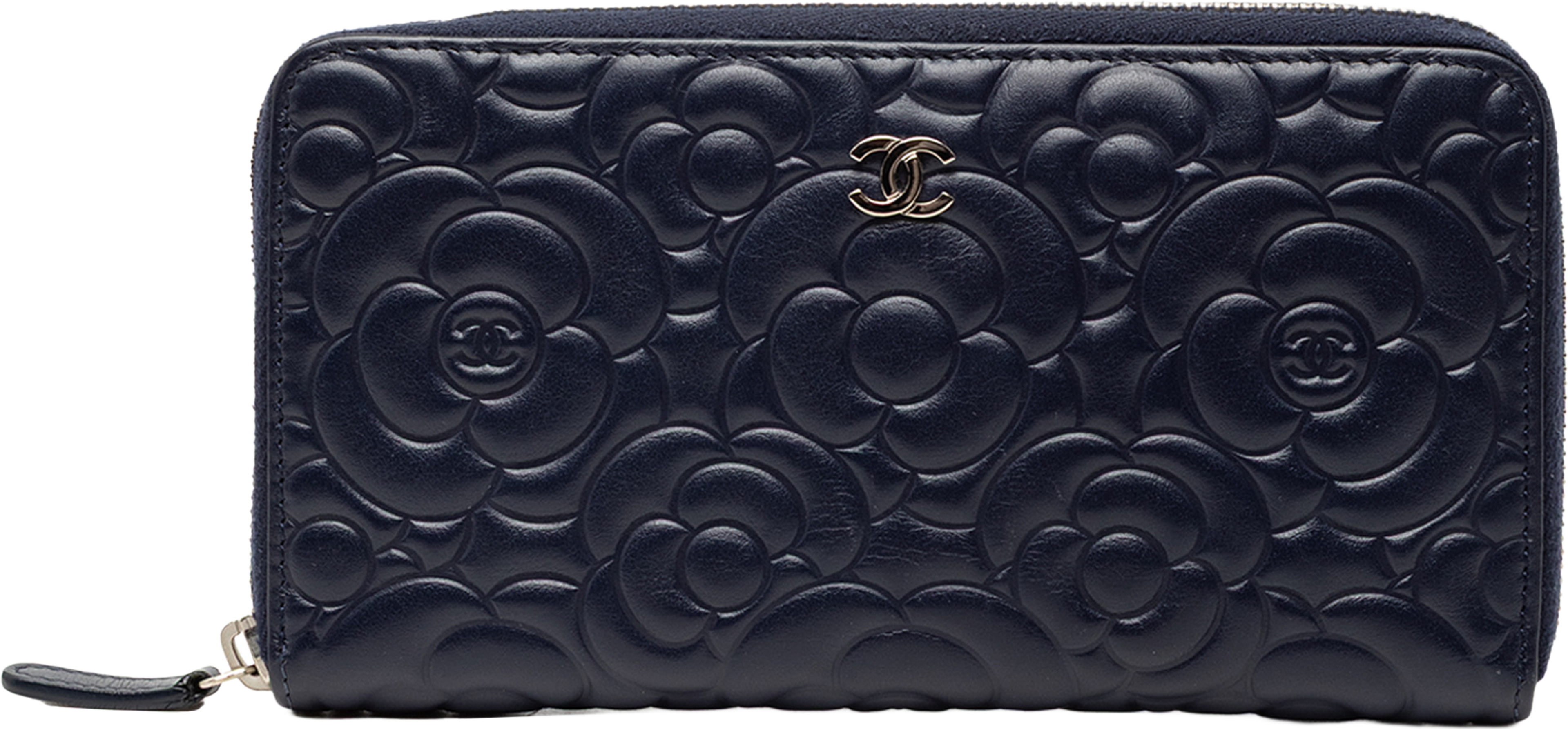 Chanel Camellia Embossed Zip Around Long Wallet, från Luxclusif, i färgen navy. Klicka för att öppna bilden i stort format
