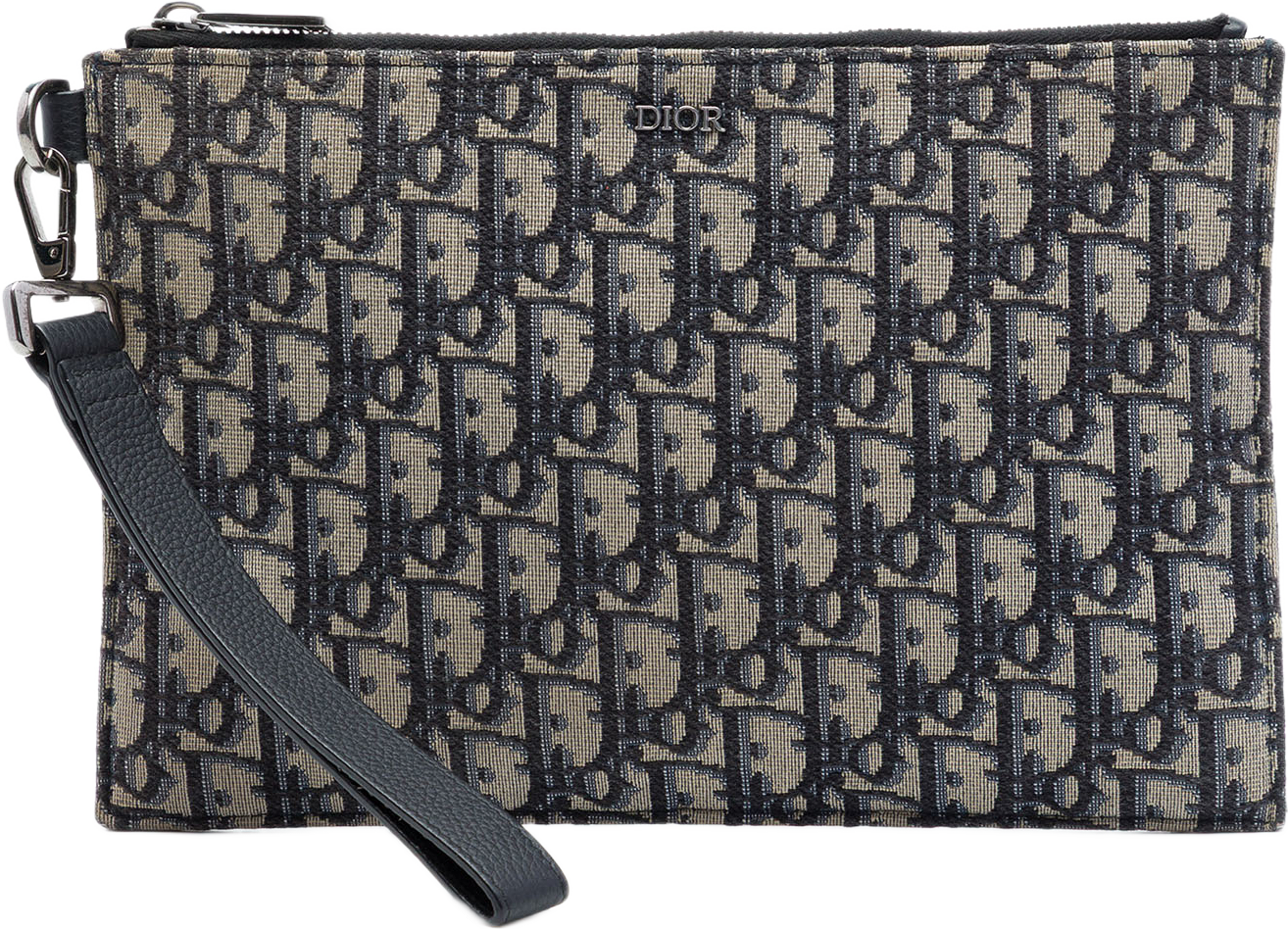 Dior Oblique Canvas A5 Pouch, från Luxclusif, i färgen blå. Klicka för att öppna bilden i stort format