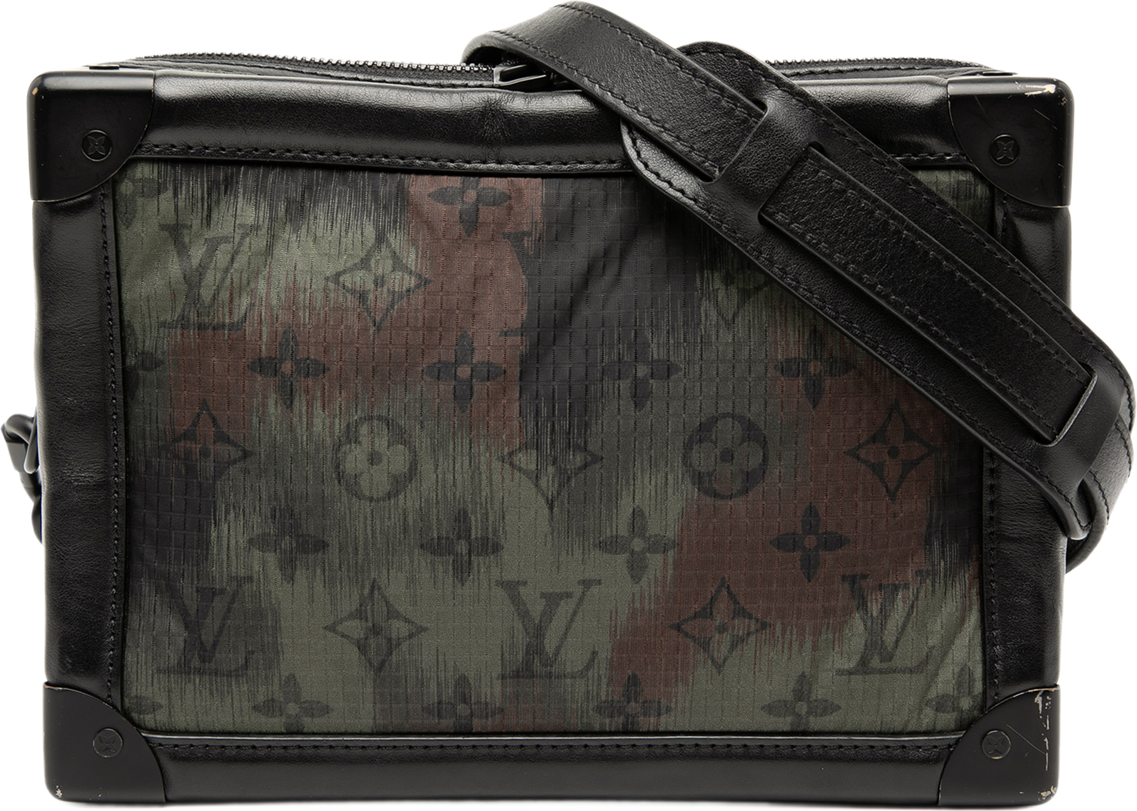 Louis Vuitton Monogram Camouflage Nylon Soft Trunk, från Luxclusif, i färgen olive green. Klicka för att öppna bilden i stort format