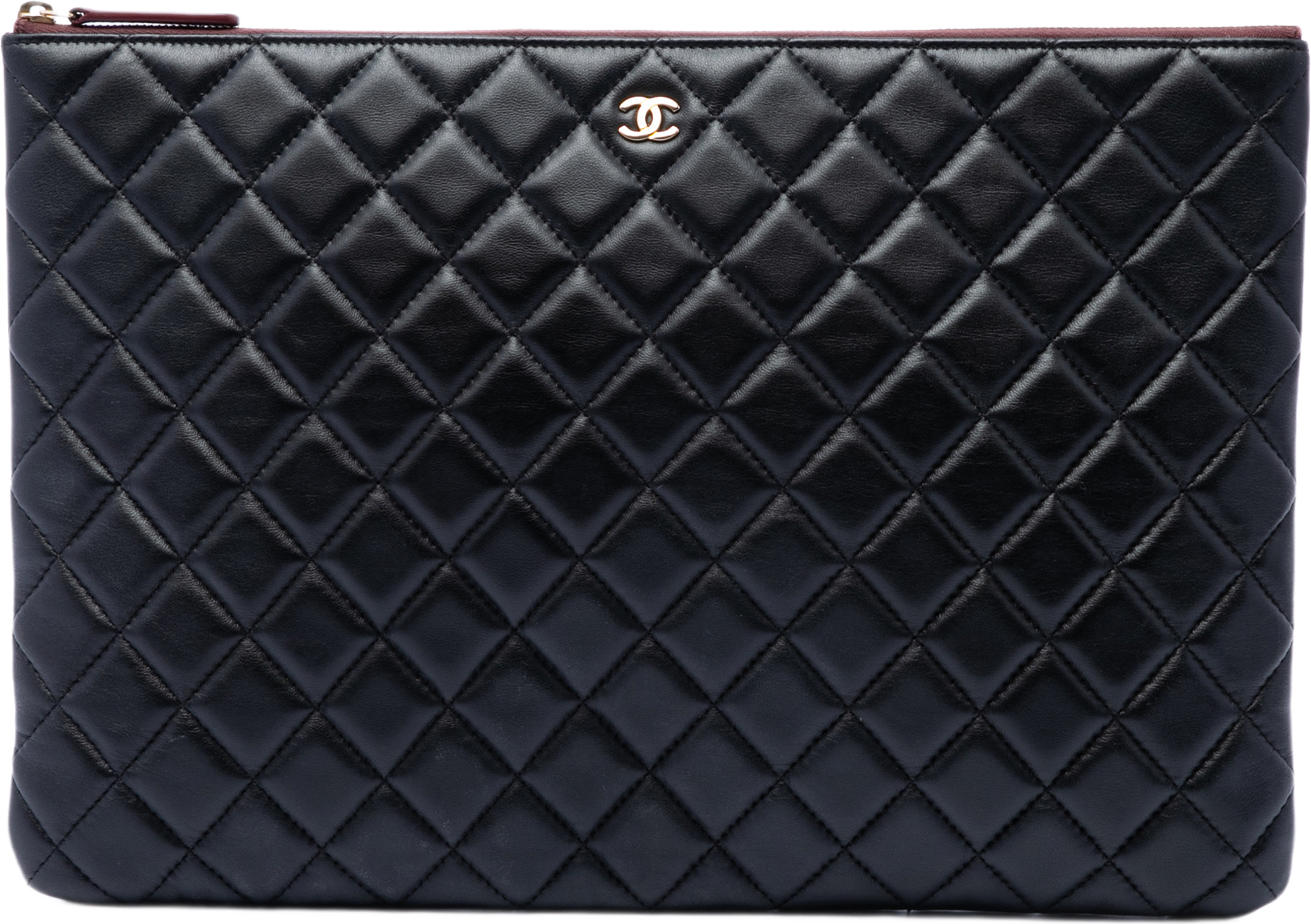 Chanel Large Quilted Lambskin O Case Clutch, från Luxclusif, i färgen svart. Klicka för att öppna bilden i stort format