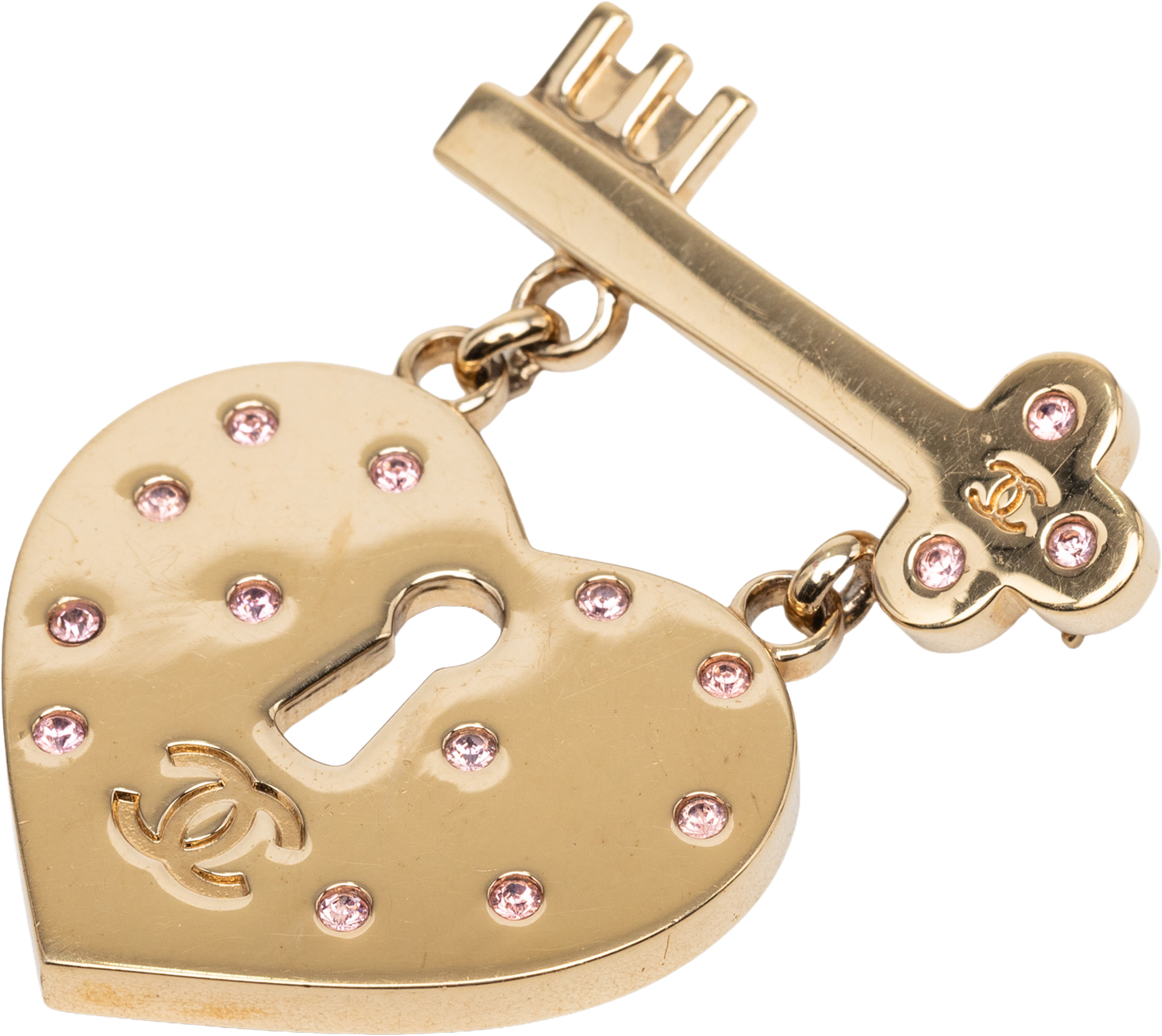 Chanel Cc Gold Plated Strass Heart Lock And Key Brooch, från Luxclusif, i färgen gold. Klicka för att öppna bilden i stort format