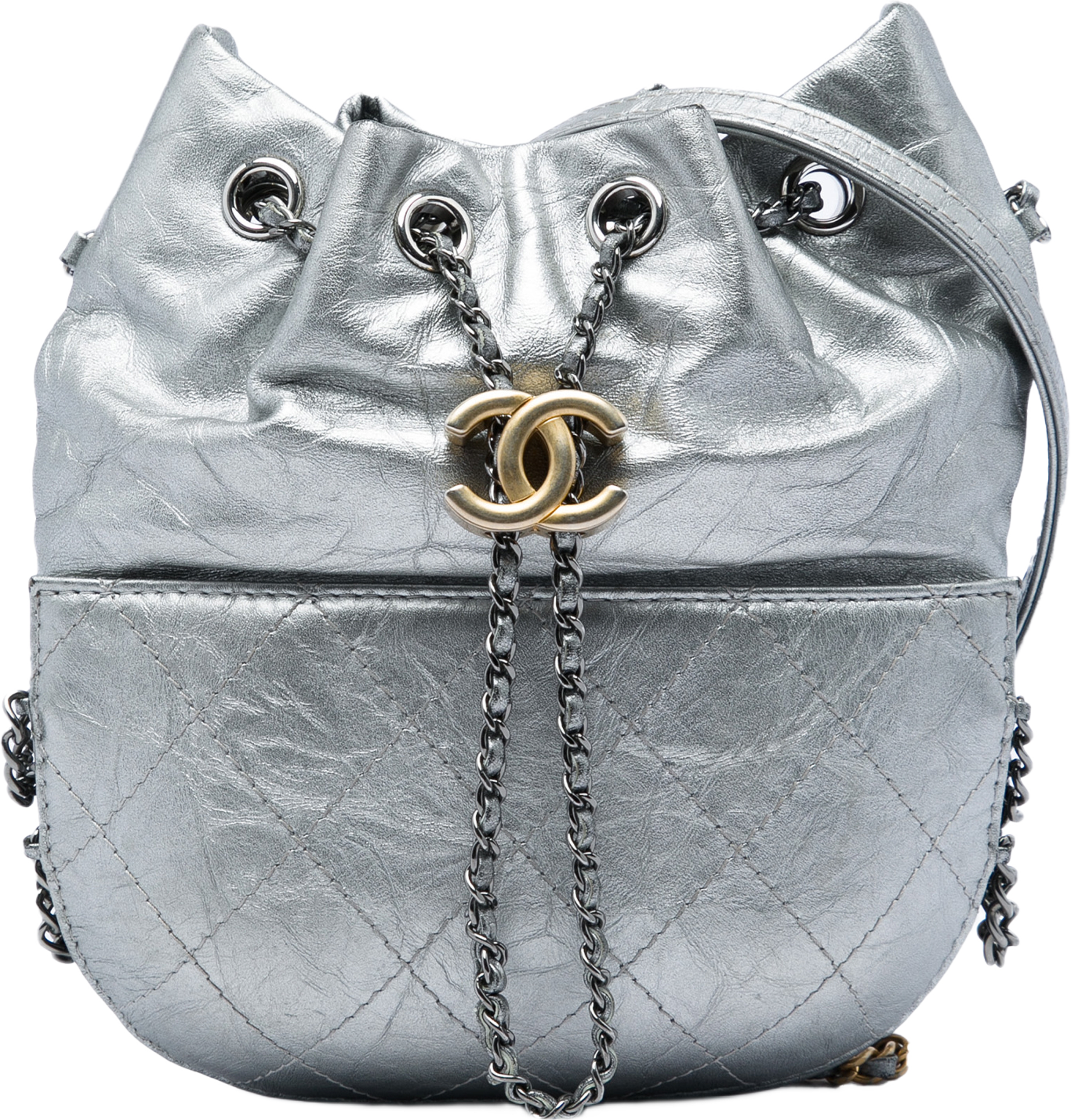 Chanel Small Quilted Metallic Aged Calfskin Gabrielle Bucket Bag, från Luxclusif, i färgen silver. Klicka för att öppna bilden i stort format