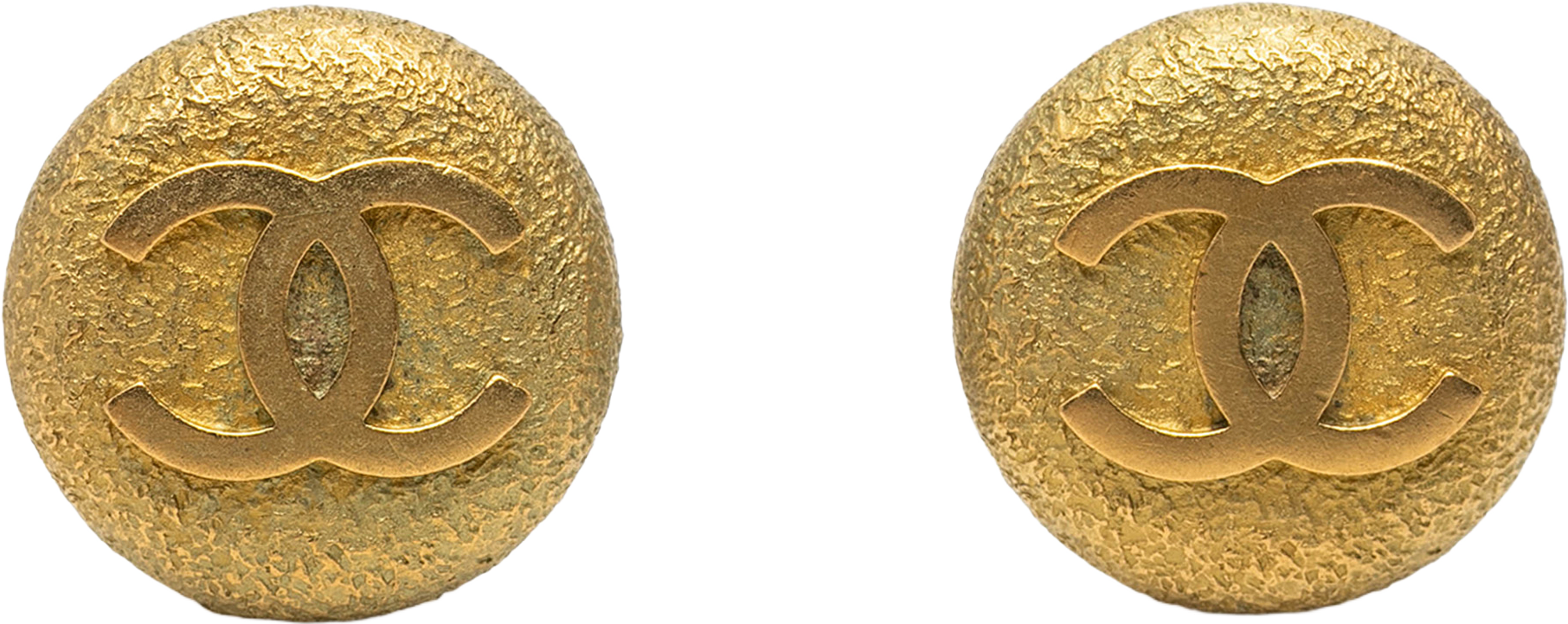 Chanel Cc Gold Plated Round Clip On Earrings, från Luxclusif, i färgen gold. Klicka för att öppna bilden i stort format