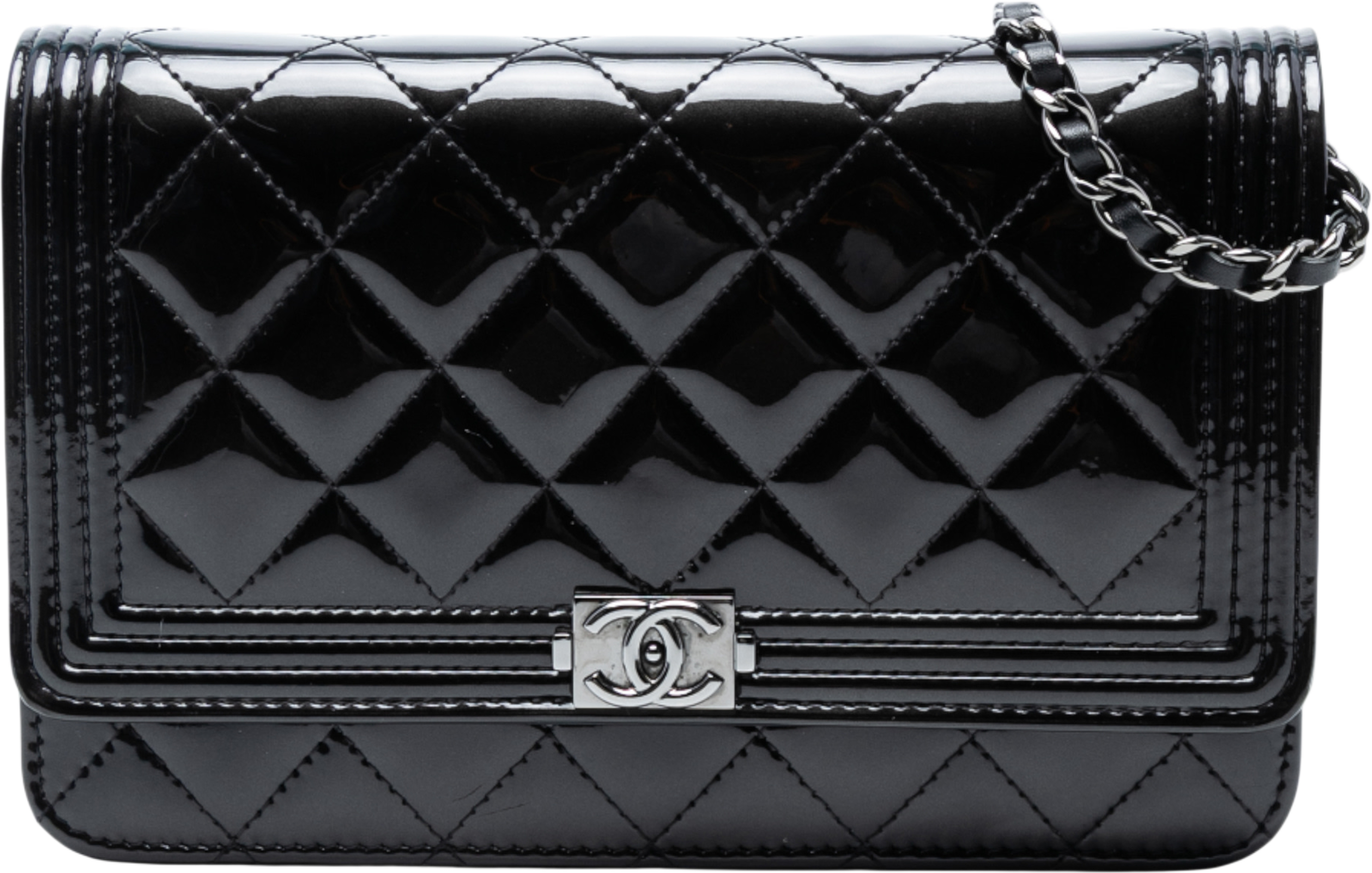 Chanel Quilted Patent Boy Wallet On Chain, från Luxclusif, i färgen black. Klicka för att öppna bilden i stort format