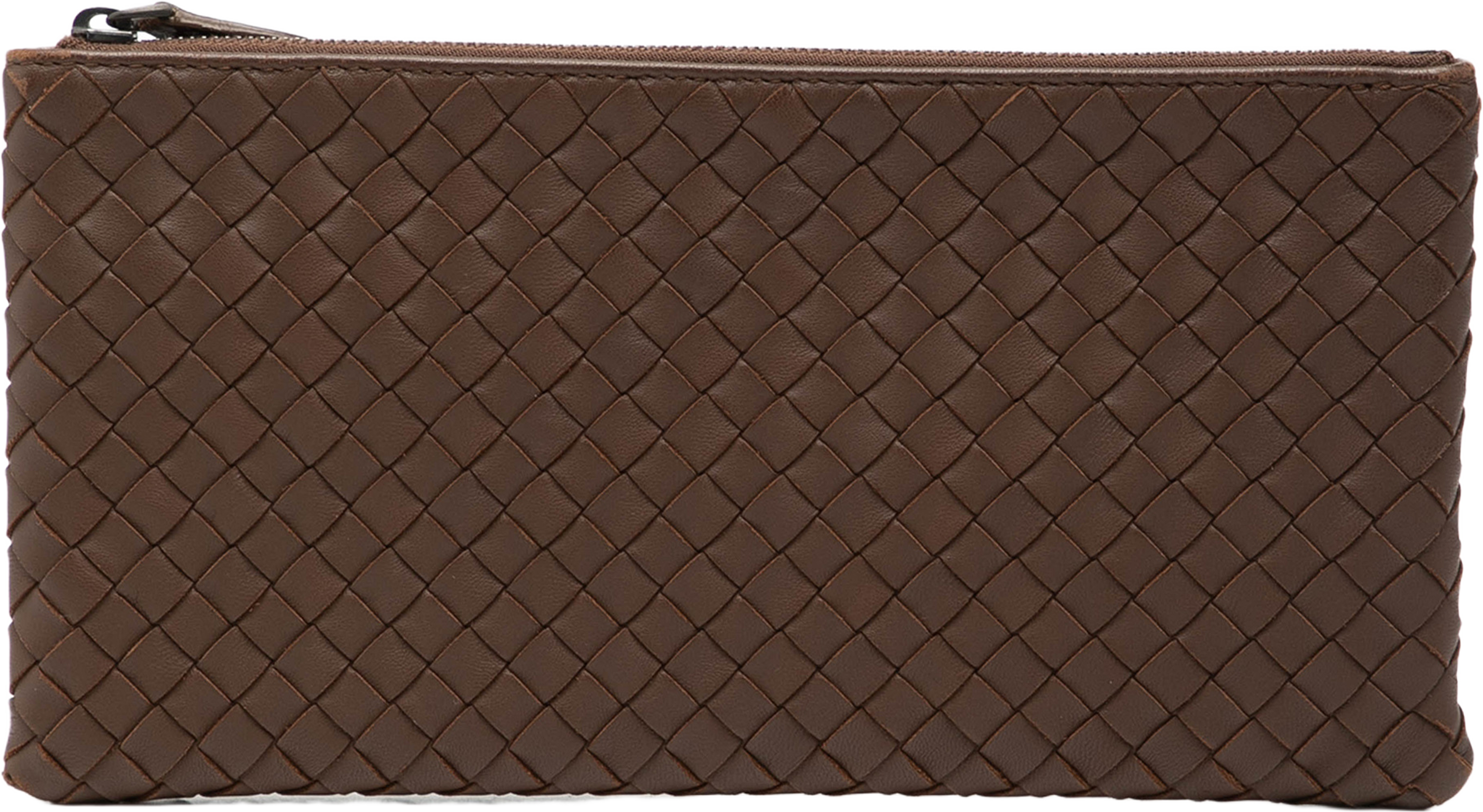Bottega Veneta Nappa Intrecciato Zip Pouch, från Luxclusif, i färgen dark brown. Klicka för att öppna bilden i stort format