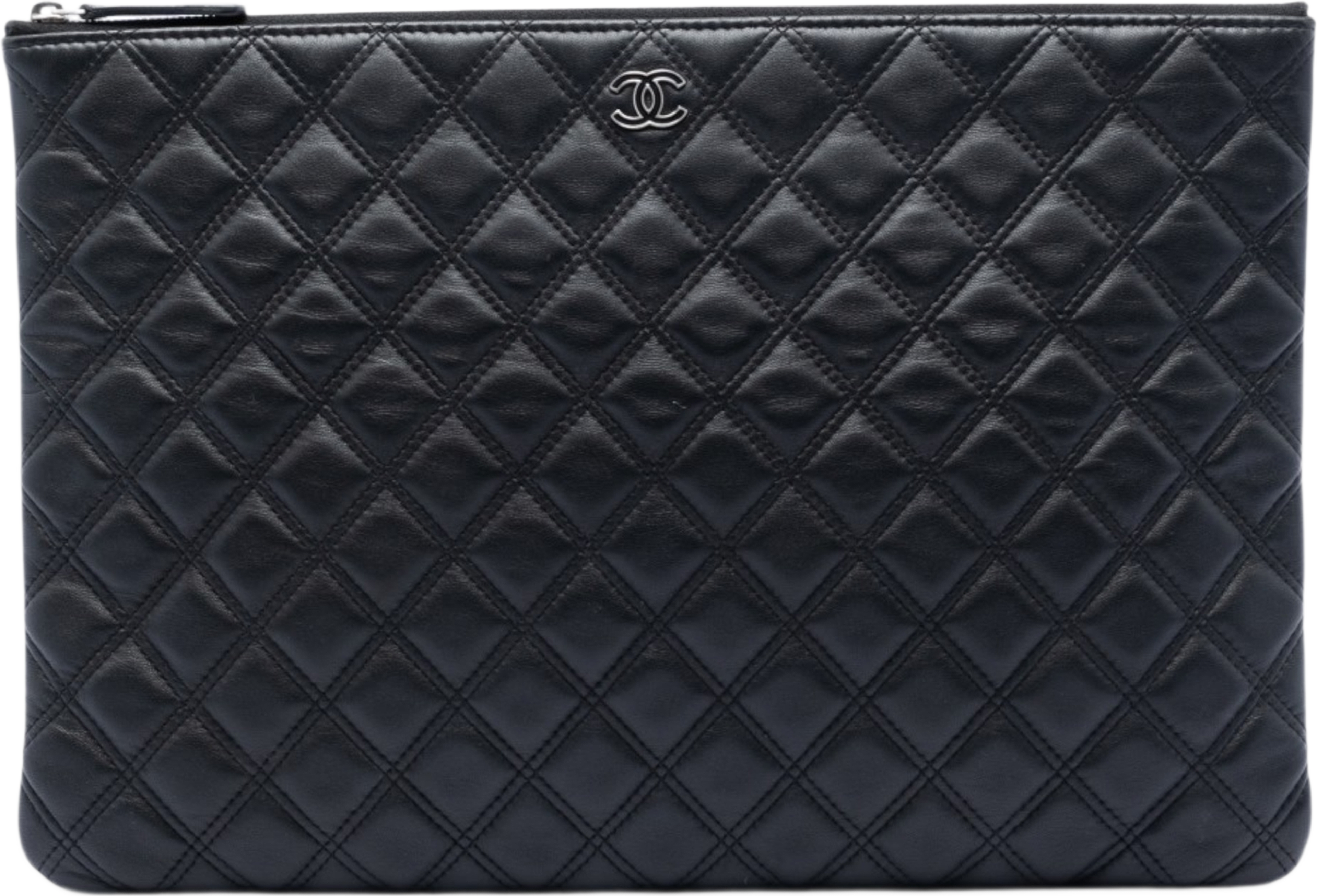 Chanel Large Quilted Lambskin Double Stitch O Case Clutch, från Luxclusif, i färgen black. Klicka för att öppna bilden i stort format