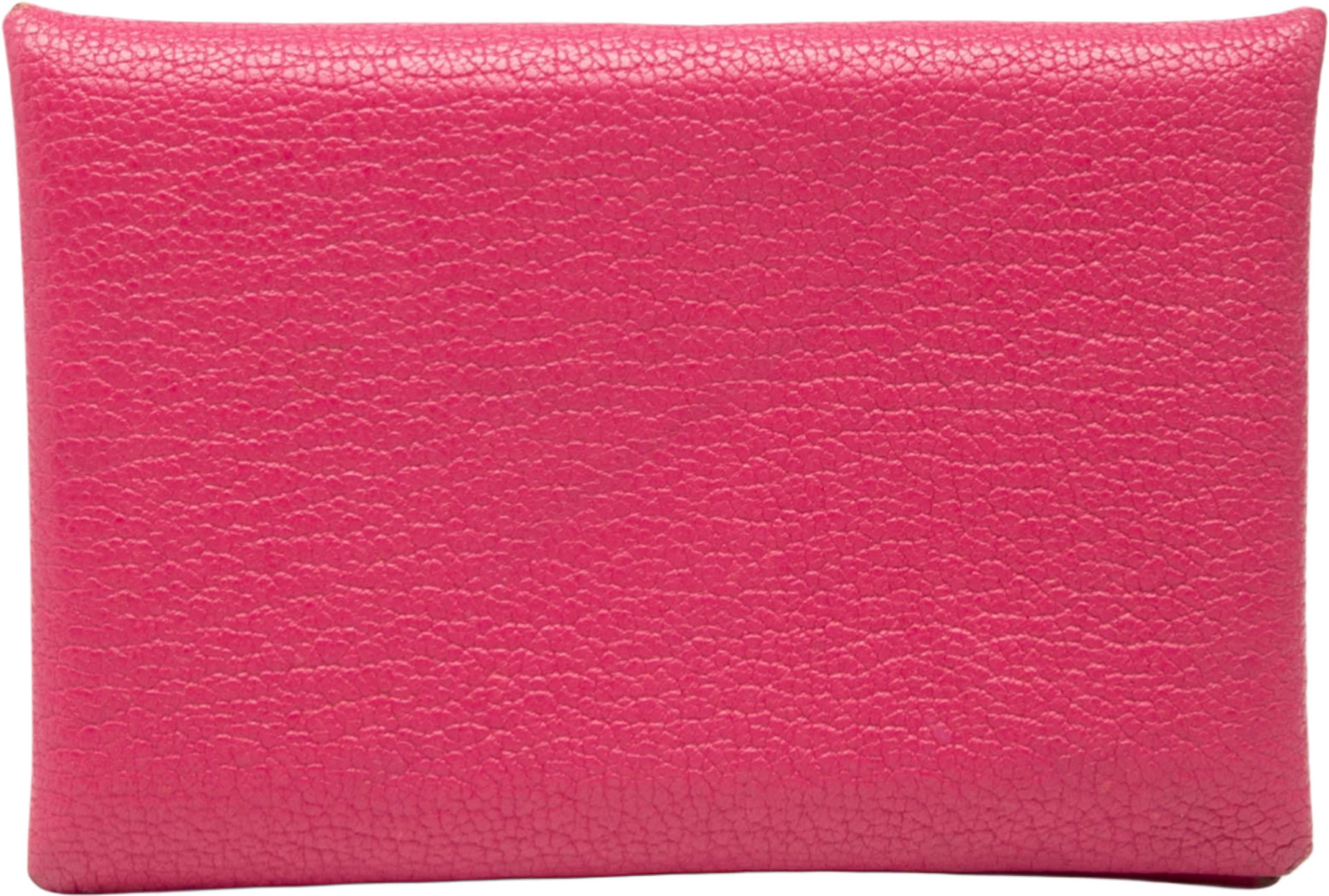 Hermès Chevre Mysore Calvi Card Holder, från Luxclusif, i färgen dark pink. Klicka för att öppna bilden i stort format