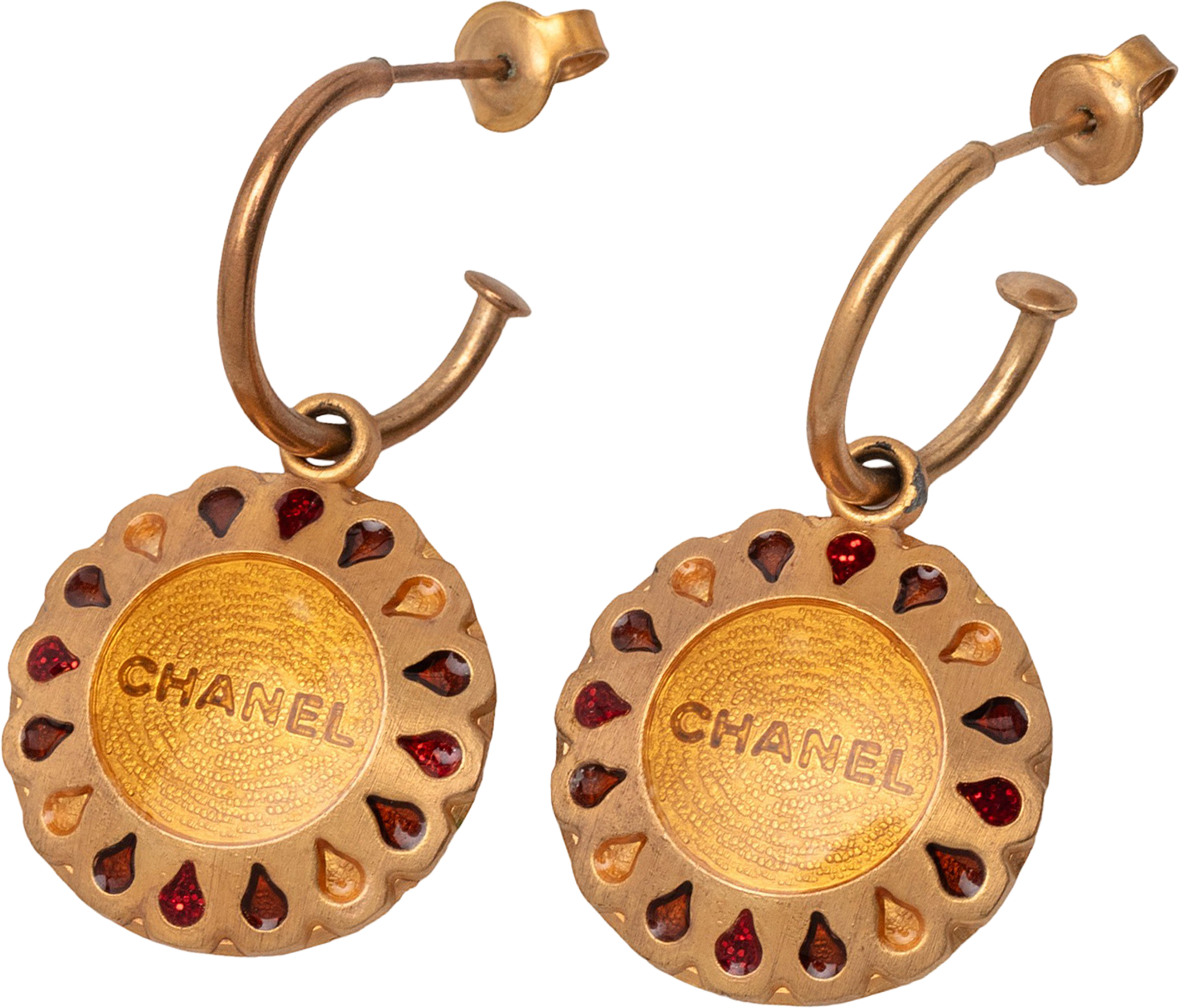 Chanel Gold Plated Enamel Logo Round Scalloped Swing Push Back Earrings, från Luxclusif, i färgen gold. Klicka för att öppna bilden i stort format