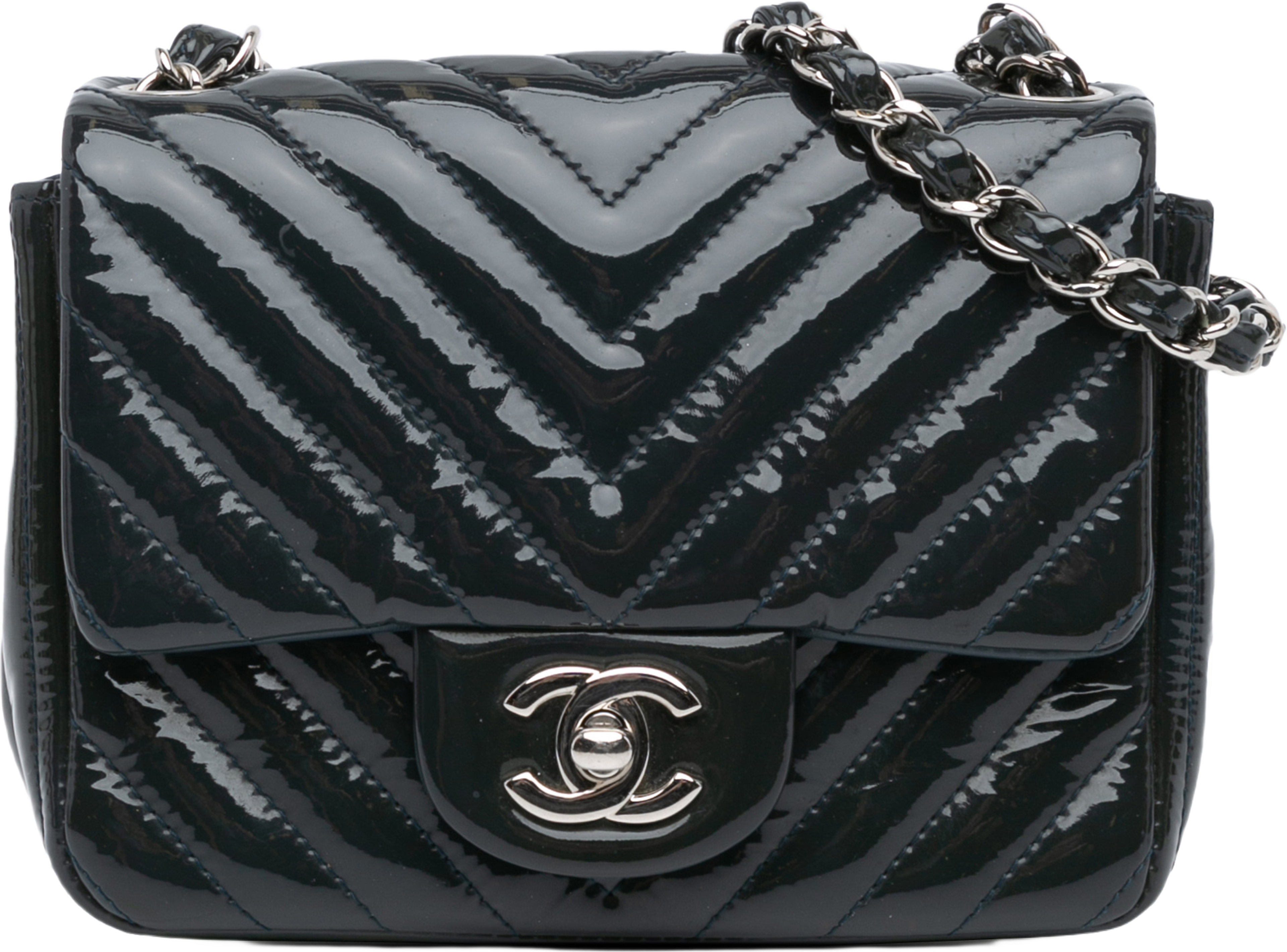 Chanel Mini Square Classic Chevron Patent Single Flap, från Luxclusif, i färgen navy. Klicka för att öppna bilden i stort format