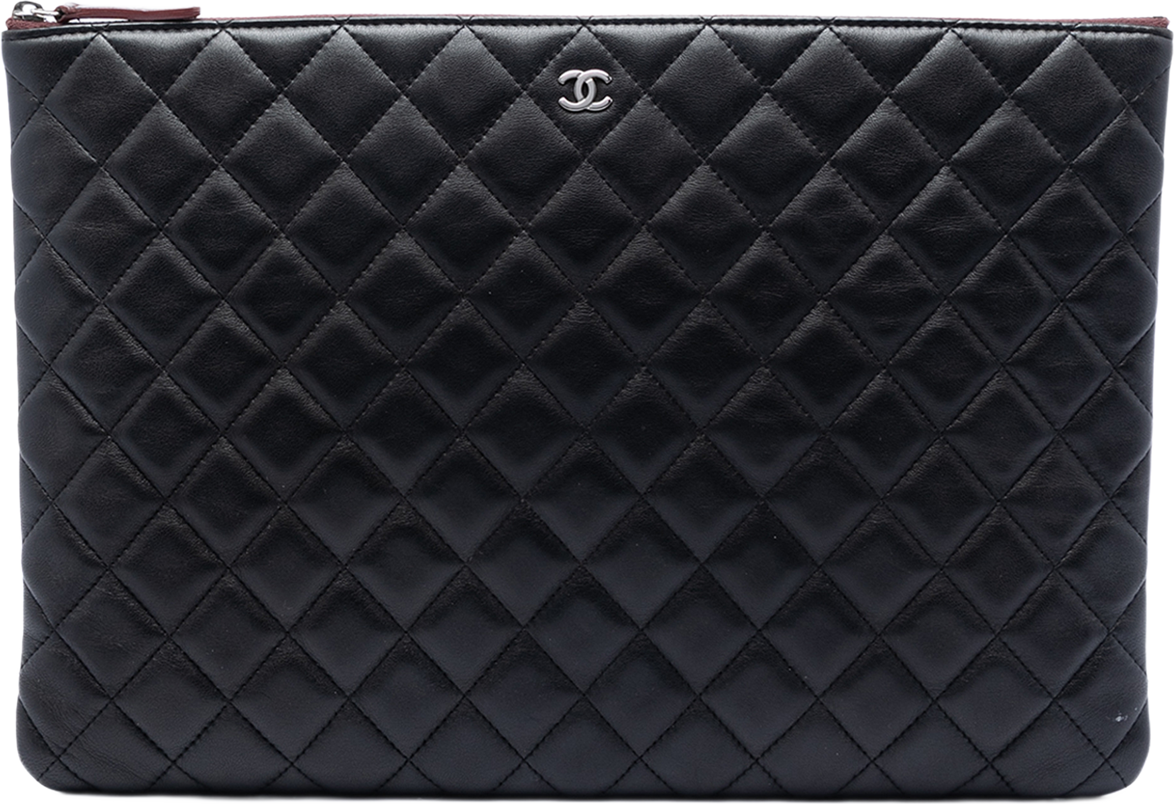 Chanel Large Quilted Lambskin O Case Clutch, från Luxclusif, i färgen black. Klicka för att öppna bilden i stort format