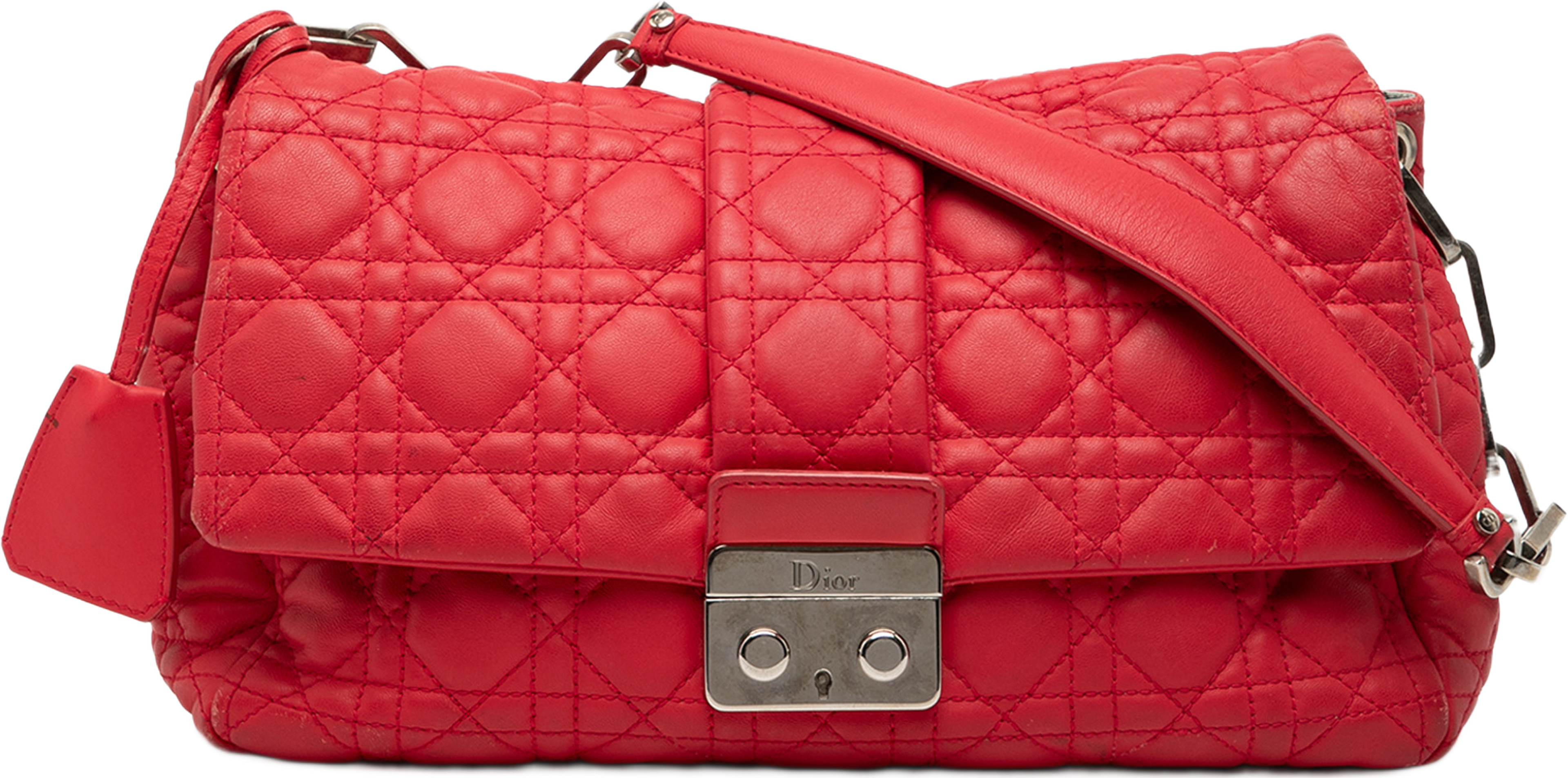 Dior Lambskin Cannage New Lock Shoulder Bag, från Luxclusif, i färgen red. Klicka för att öppna bilden i stort format