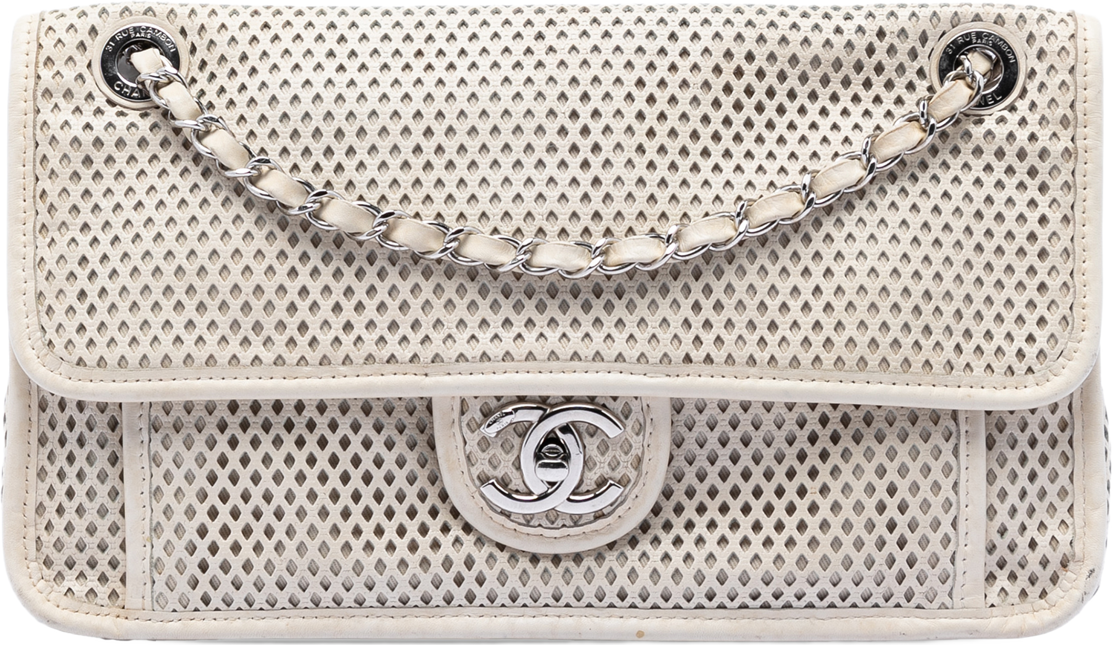 Chanel Medium Perforated Calfskin Up In The Air Flap, från Luxclusif, i färgen vit. Klicka för att öppna bilden i stort format