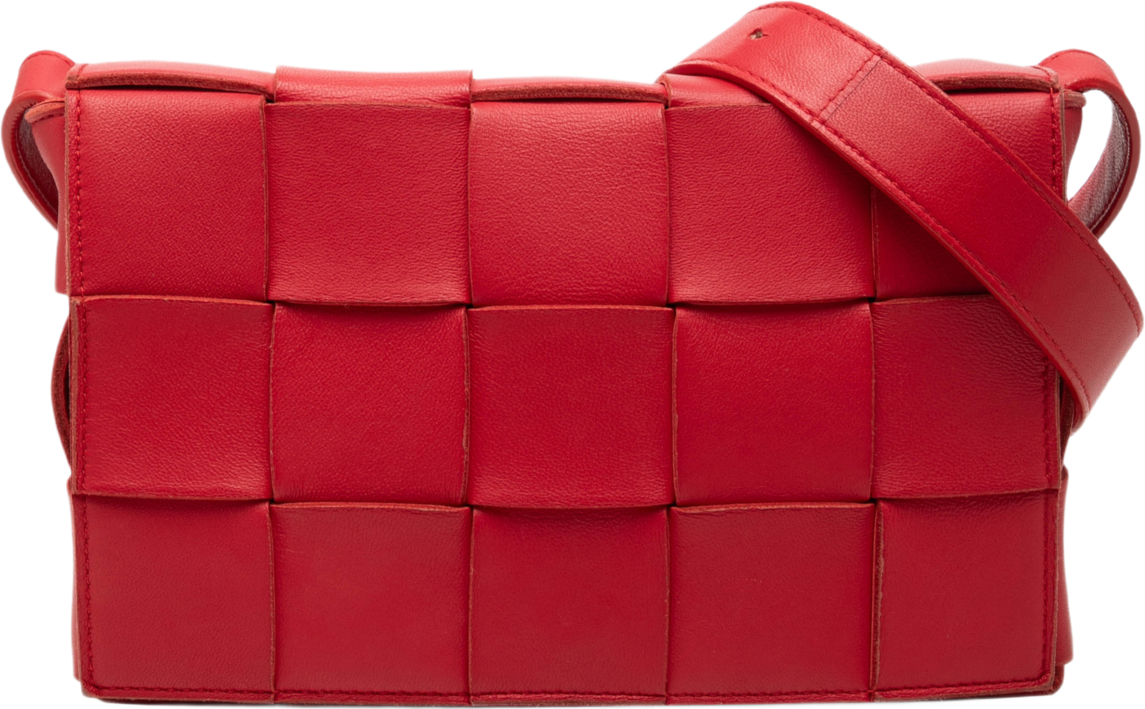 Bottega Veneta Nappa Intrecciato Cassette Crossbody, från Luxclusif, i färgen röd. Klicka för att öppna bilden i stort format