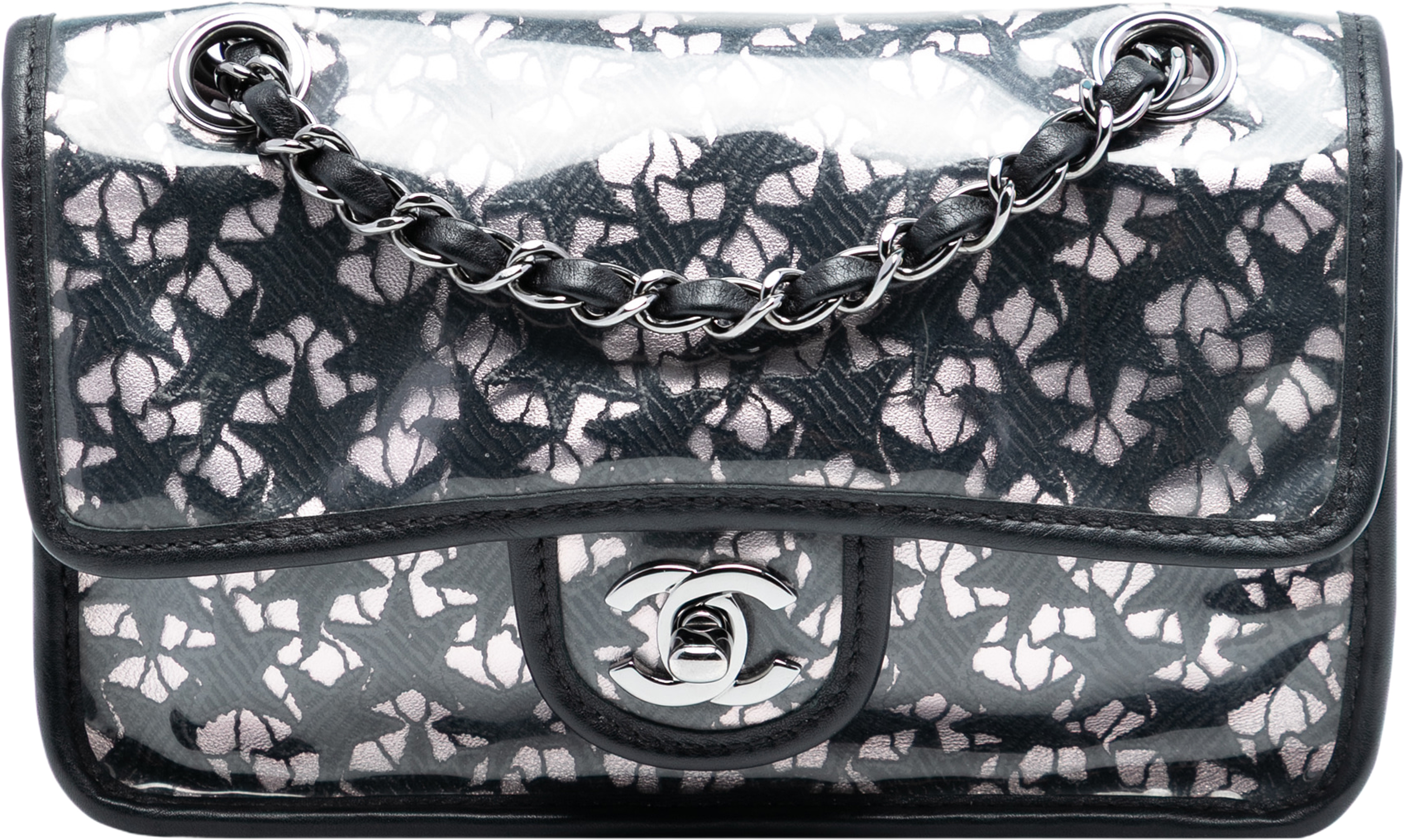 Chanel Small Pvc Star Lace Single Flap, från Luxclusif, i färgen black. Klicka för att öppna bilden i stort format