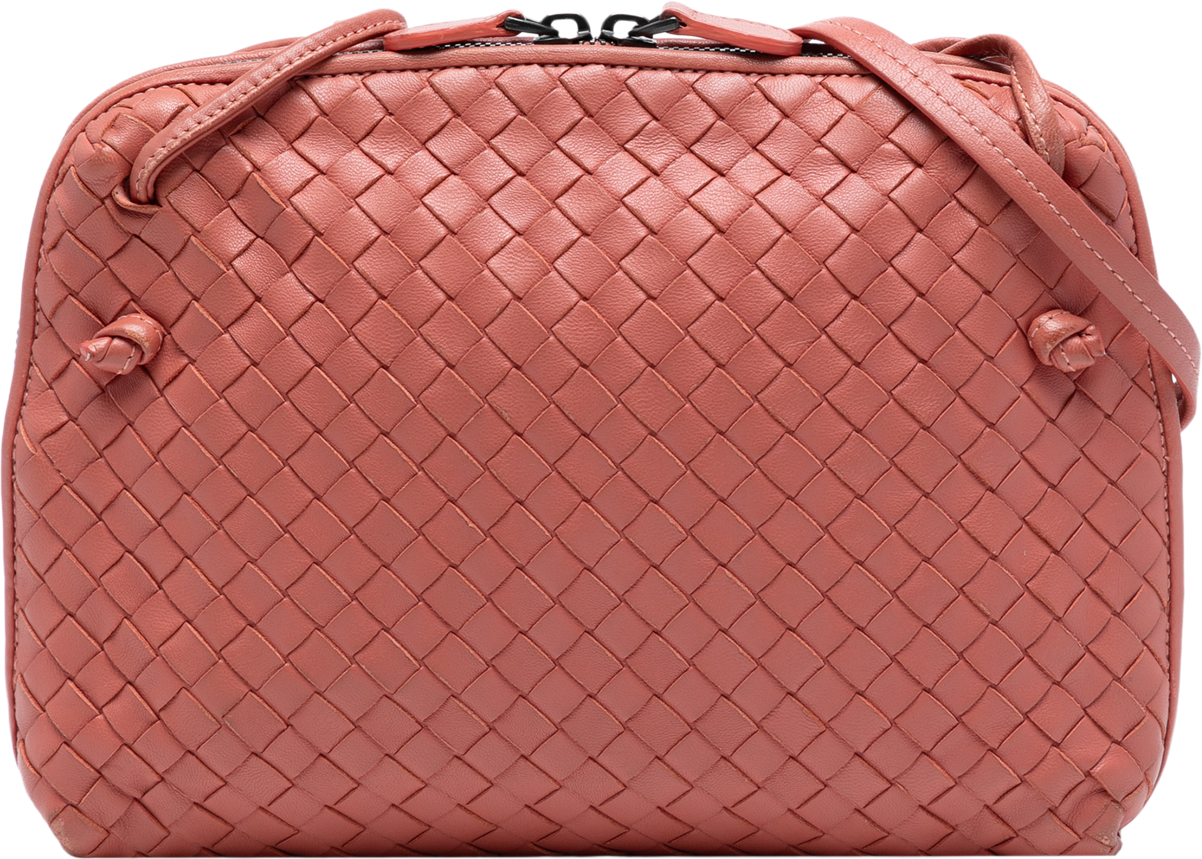 Bottega Veneta Nappa Intrecciato Nodini Crossbody, från Luxclusif, i färgen salmon. Klicka för att öppna bilden i stort format