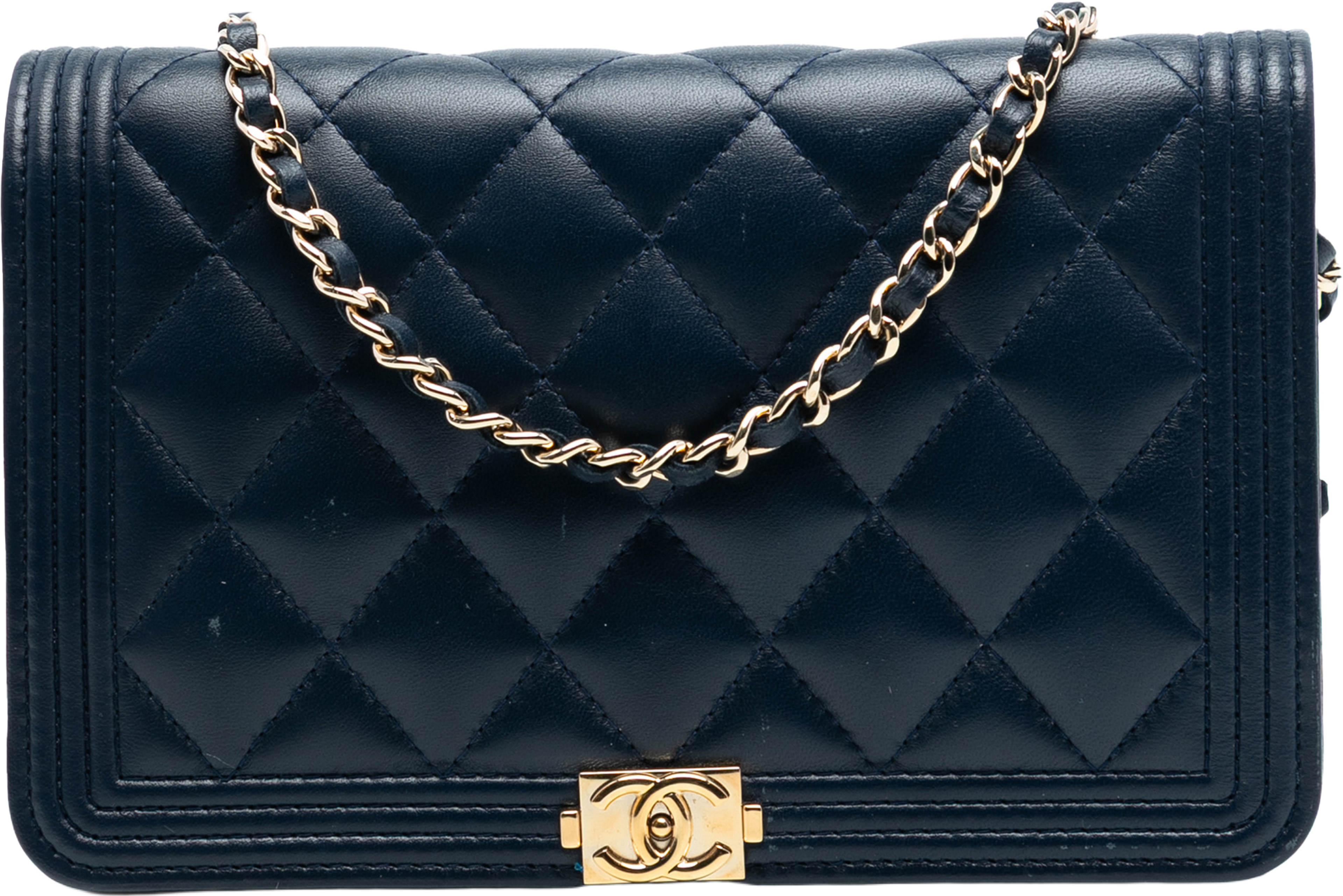 Chanel Quilted Lambskin Boy Wallet On Chain, från Luxclusif, i färgen navy. Klicka för att öppna bilden i stort format