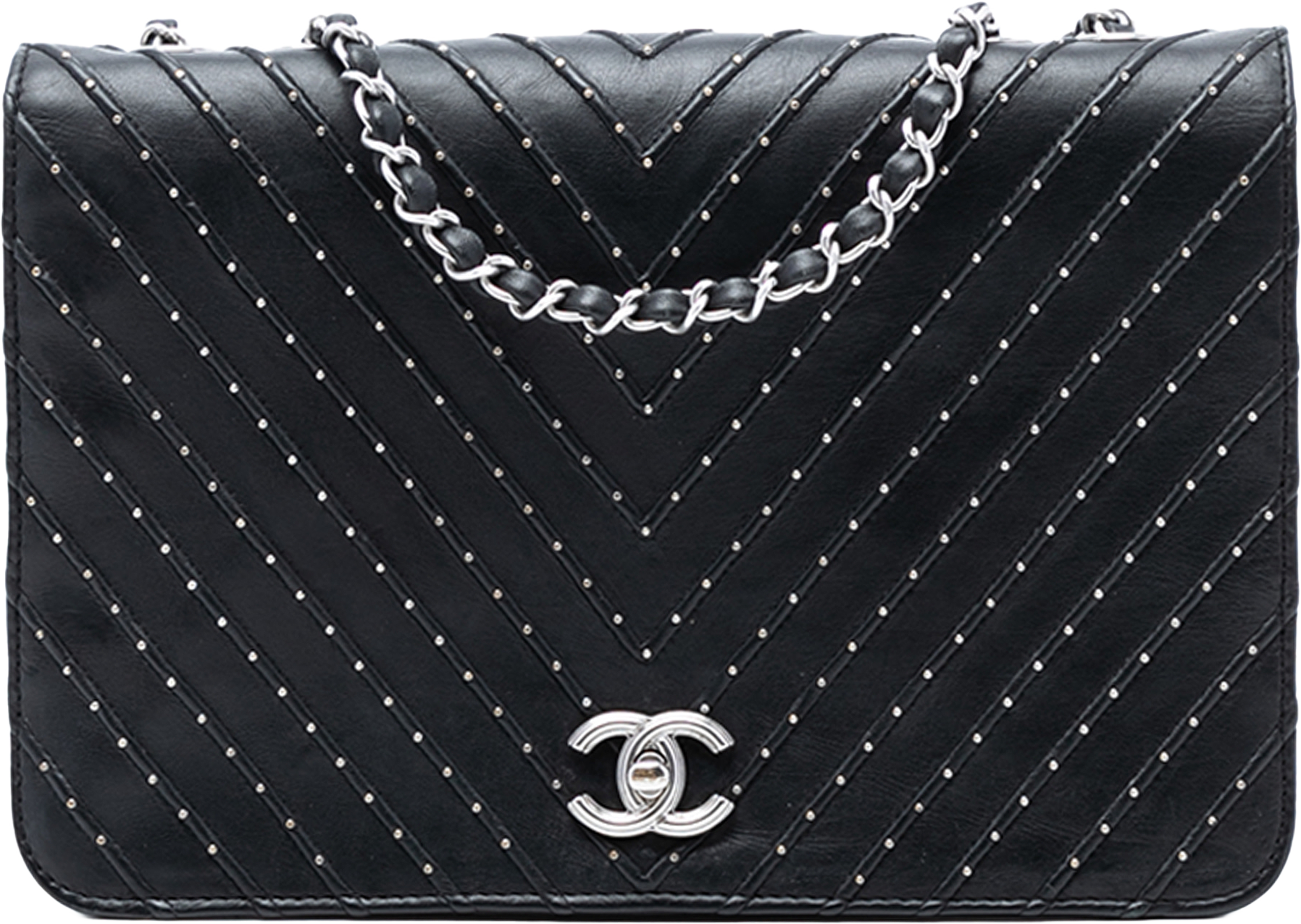 Chanel Chevron Lambskin Stud Wars Flap, från Luxclusif, i färgen black. Klicka för att öppna bilden i stort format