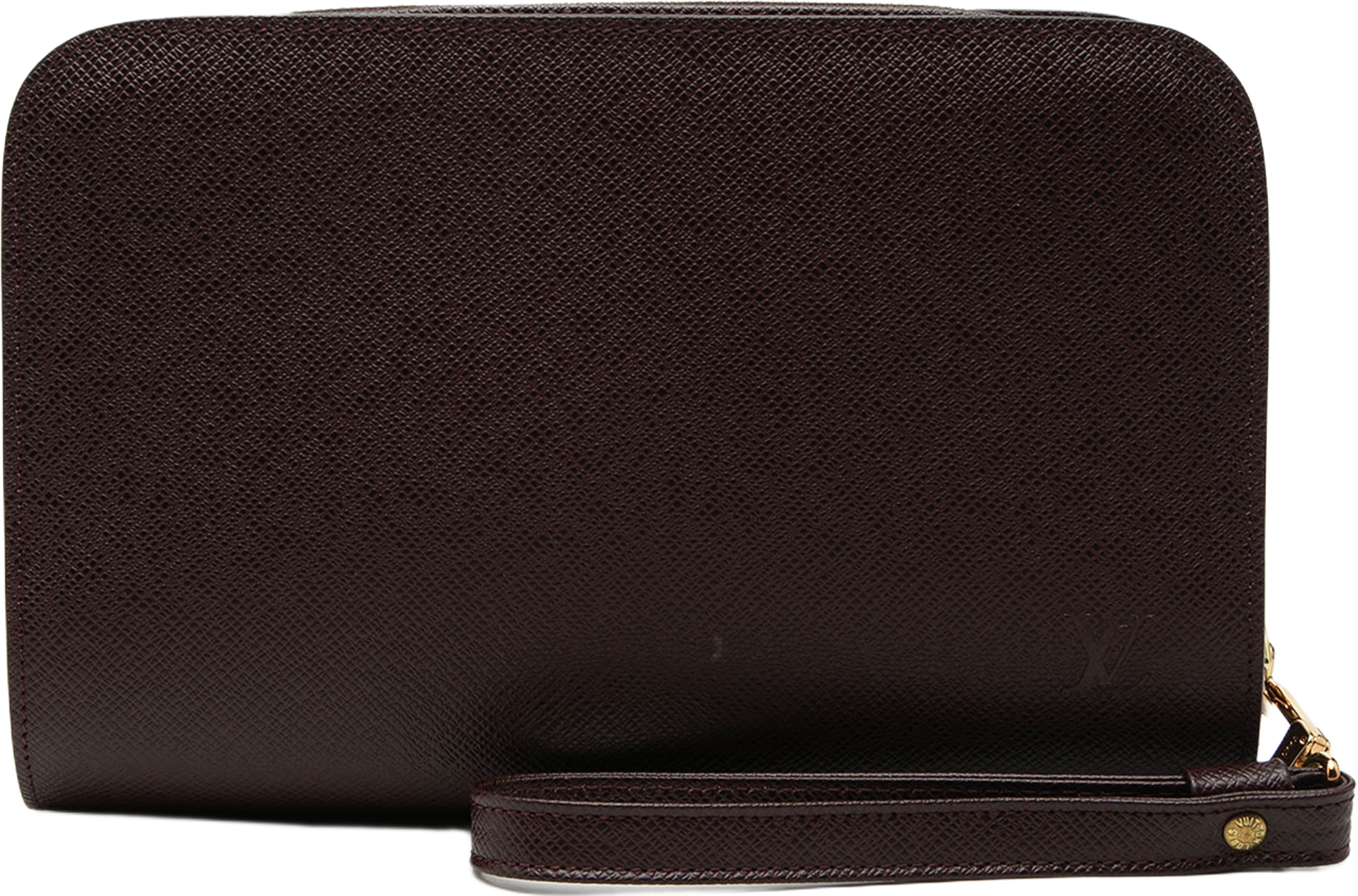 Louis Vuitton Taiga Pochette Baikal, från Luxclusif, i färgen bordeaux. Klicka för att öppna bilden i stort format