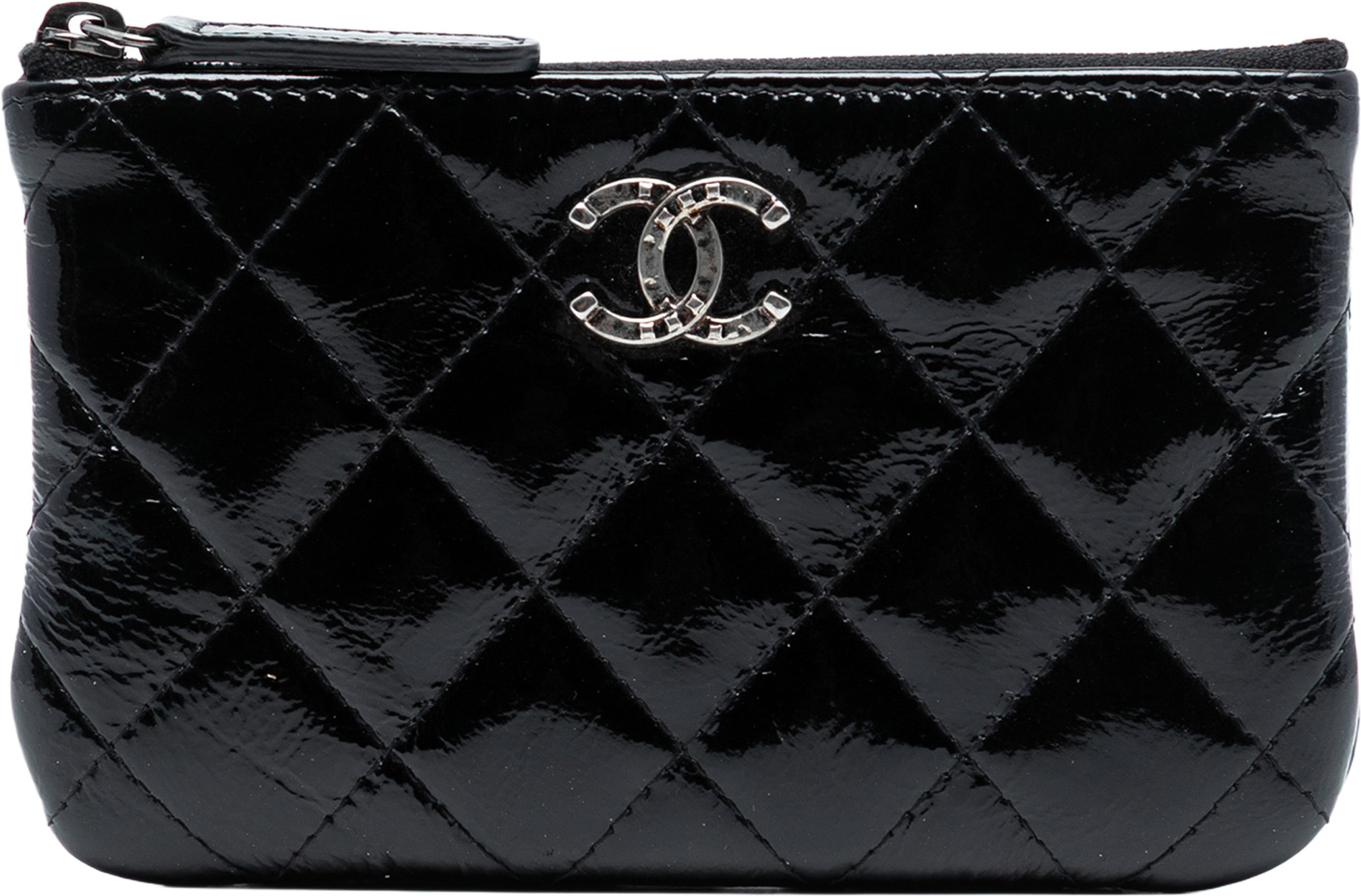 Chanel Cc Quilted Patent Pouch, från Luxclusif, i färgen black. Klicka för att öppna bilden i stort format