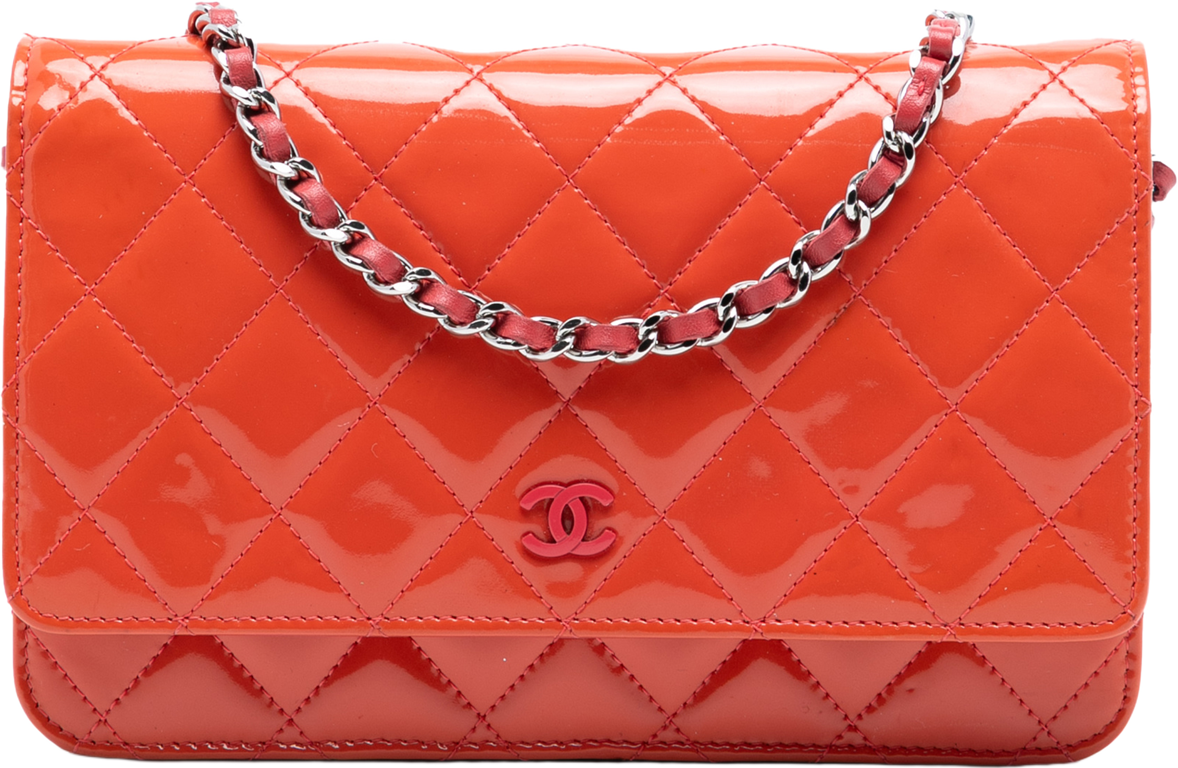 Chanel Cc Quilted Patent Wallet On Chain, från Luxclusif, i färgen dark orange. Klicka för att öppna bilden i stort format