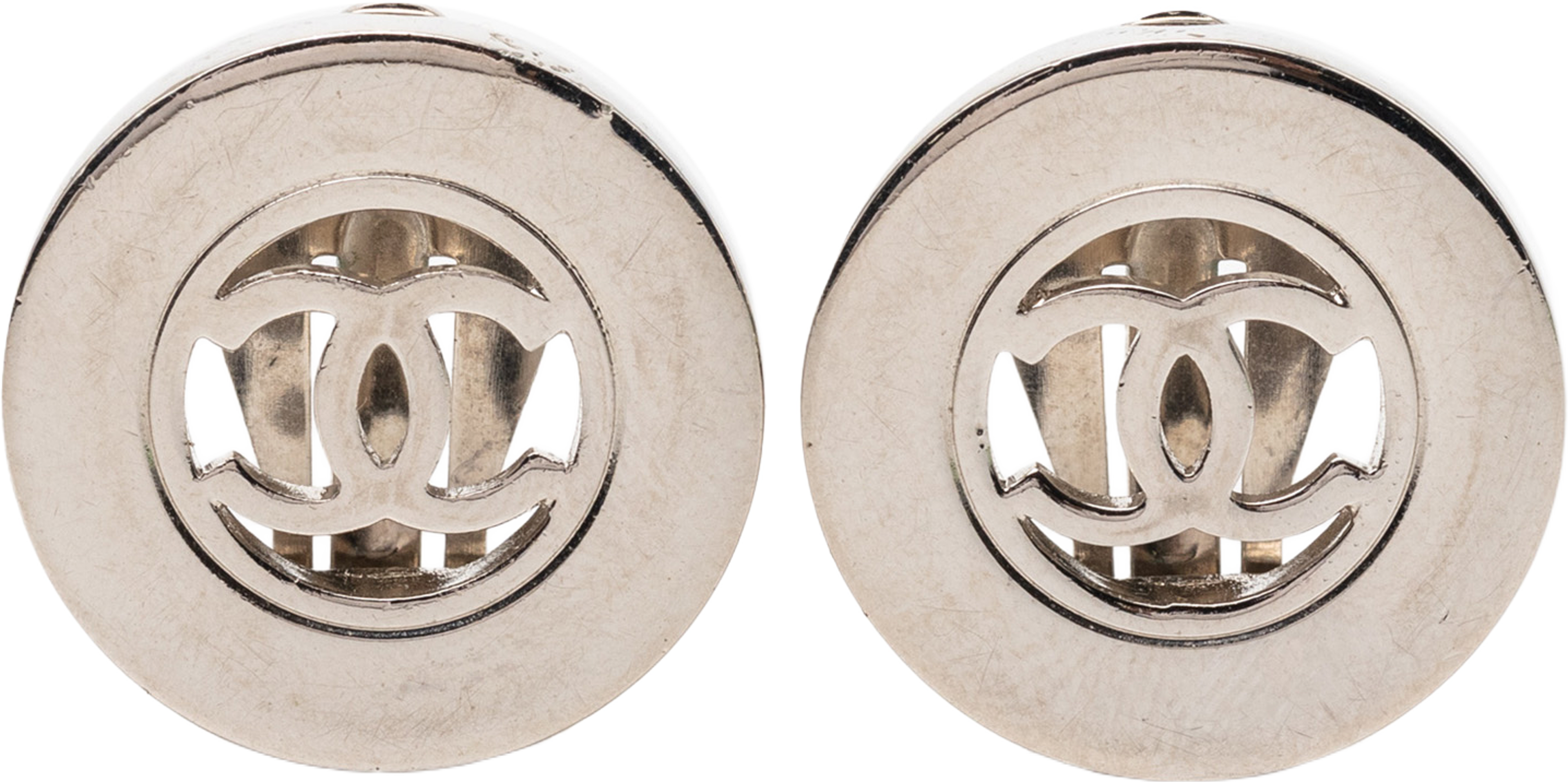 Chanel Cc Brass Plated Round Clip On Earrings, från Luxclusif, i färgen silver. Klicka för att öppna bilden i stort format